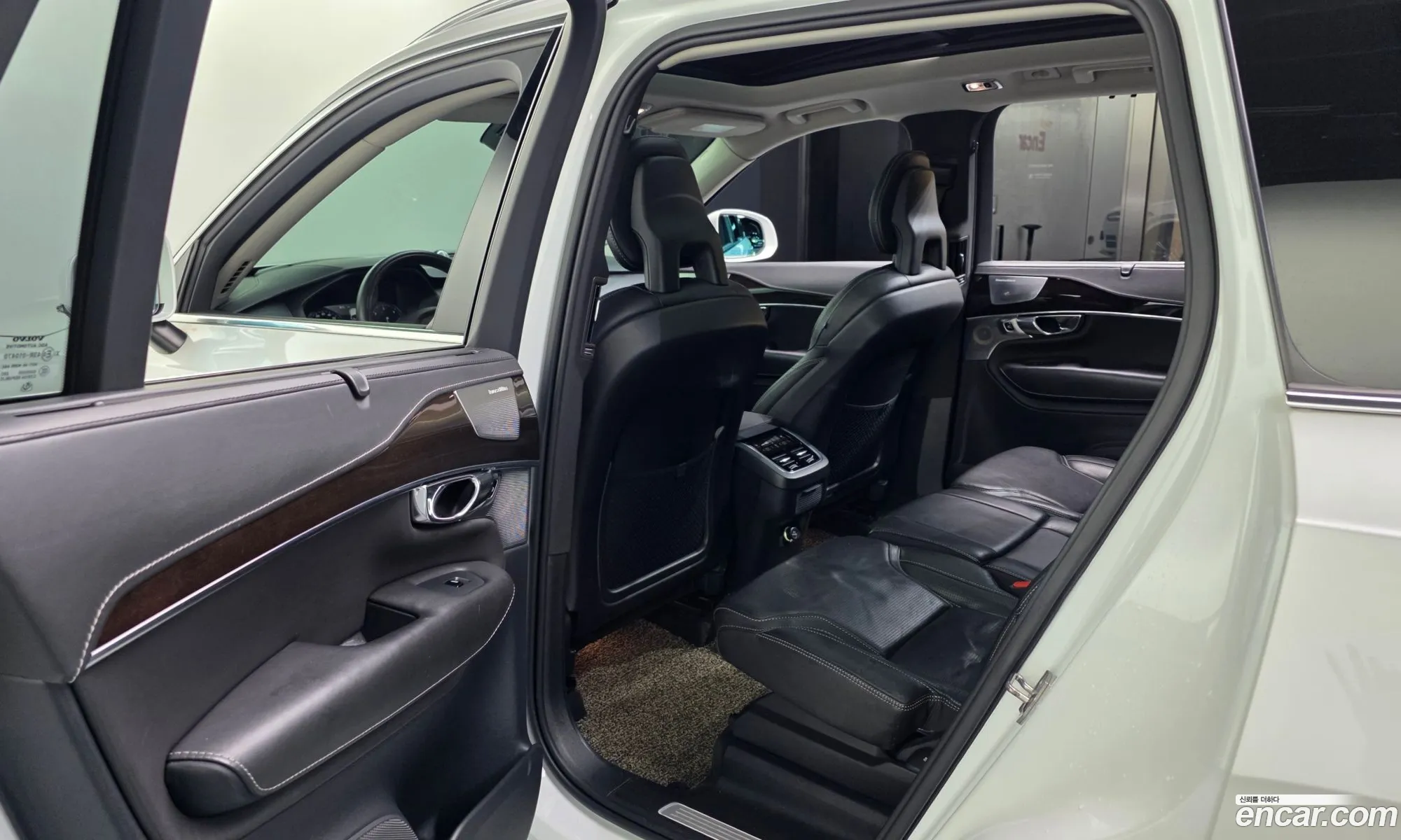 Volvo XC90 2016 YV1LF68BCH1124537 — 9