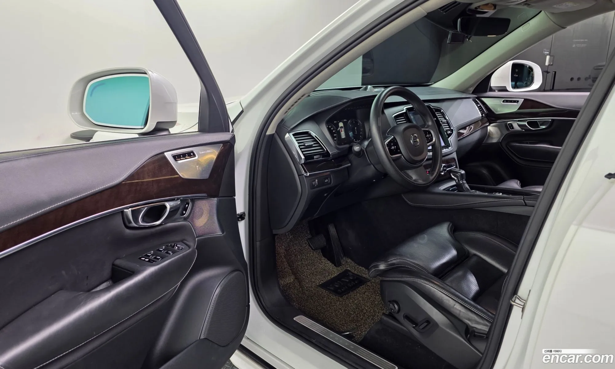 Volvo XC90 2016 YV1LF68BCH1124537 — 24