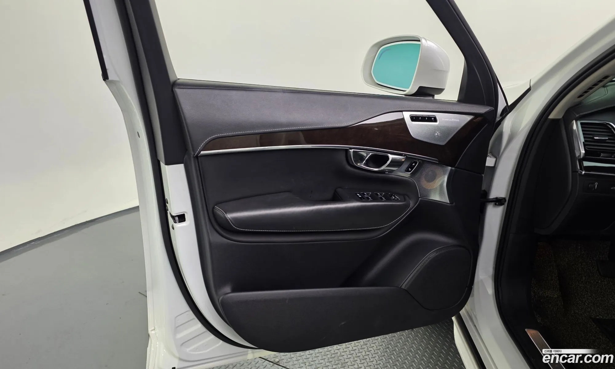 Volvo XC90 2016 YV1LF68BCH1124537 — 27