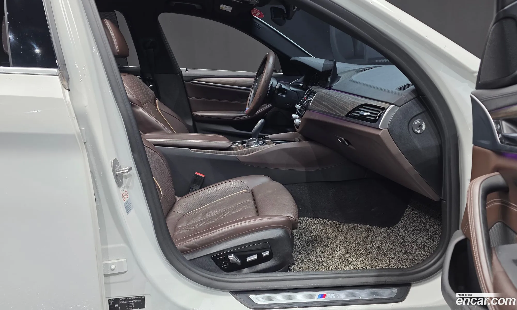 BMW 5 Series 2019 WBAJD3103KWW39401 — 31