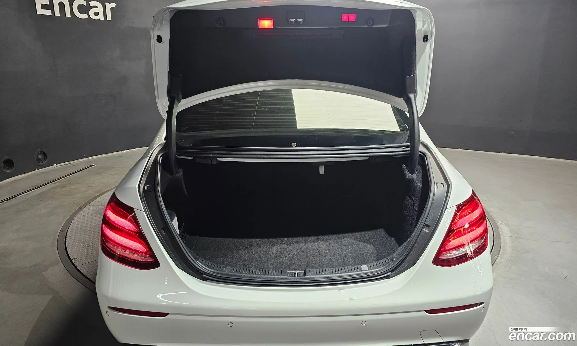 Mercedes-Benz E-Class W213 2019 WDDZF4KB8KA657966 — 22