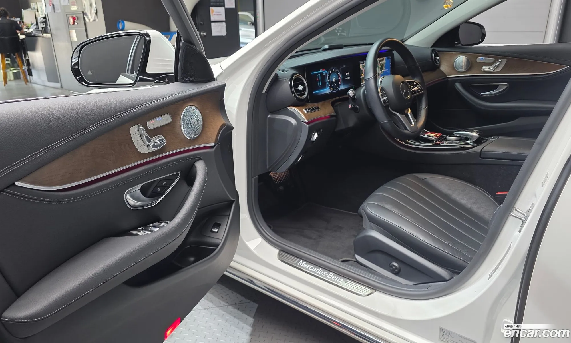 Mercedes-Benz E-Class W213 2019 WDDZF4KB8KA657966 — 17