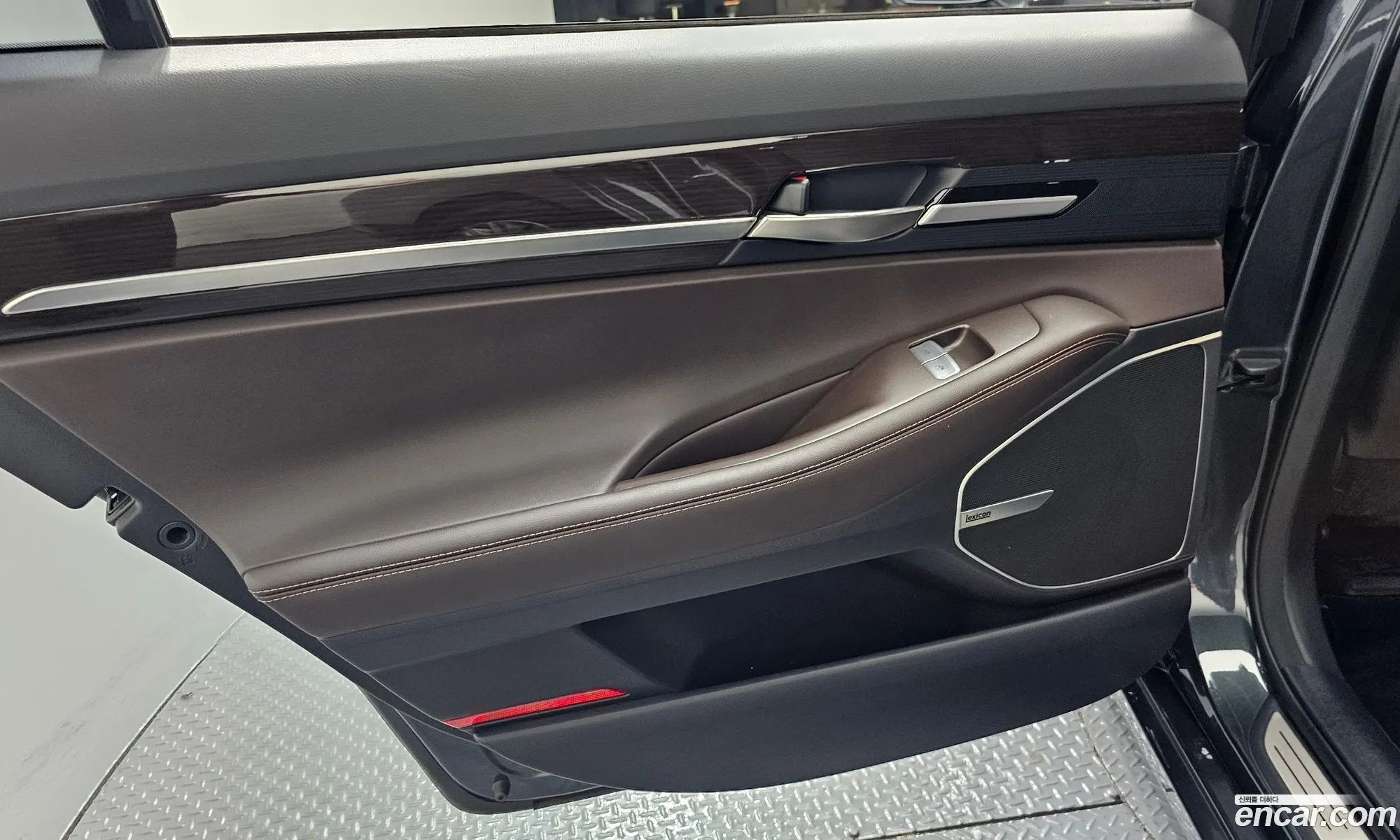Genesis EQ900 2018 — 32