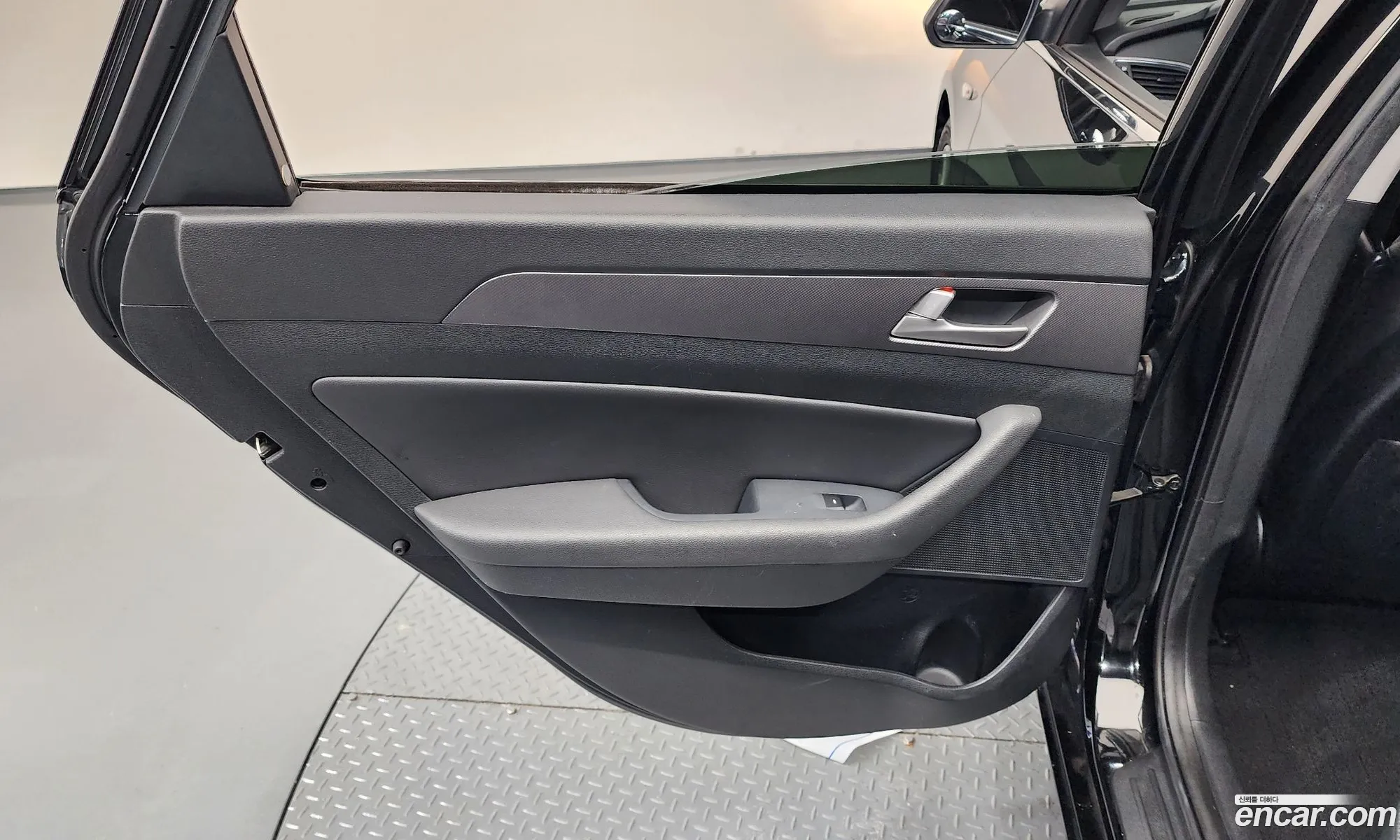 Hyundai LF Sonata 2016 — 12