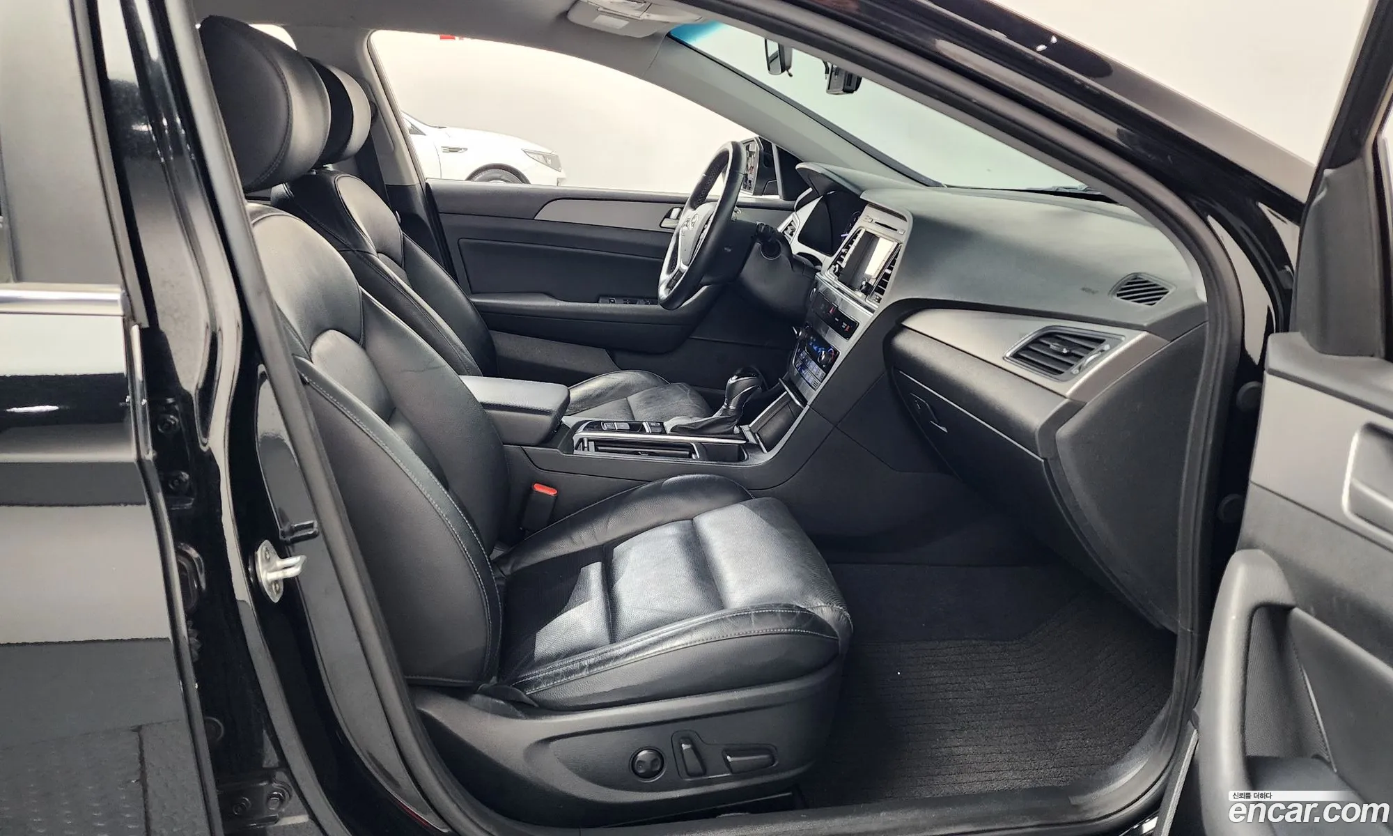 Hyundai LF Sonata 2016 — 13