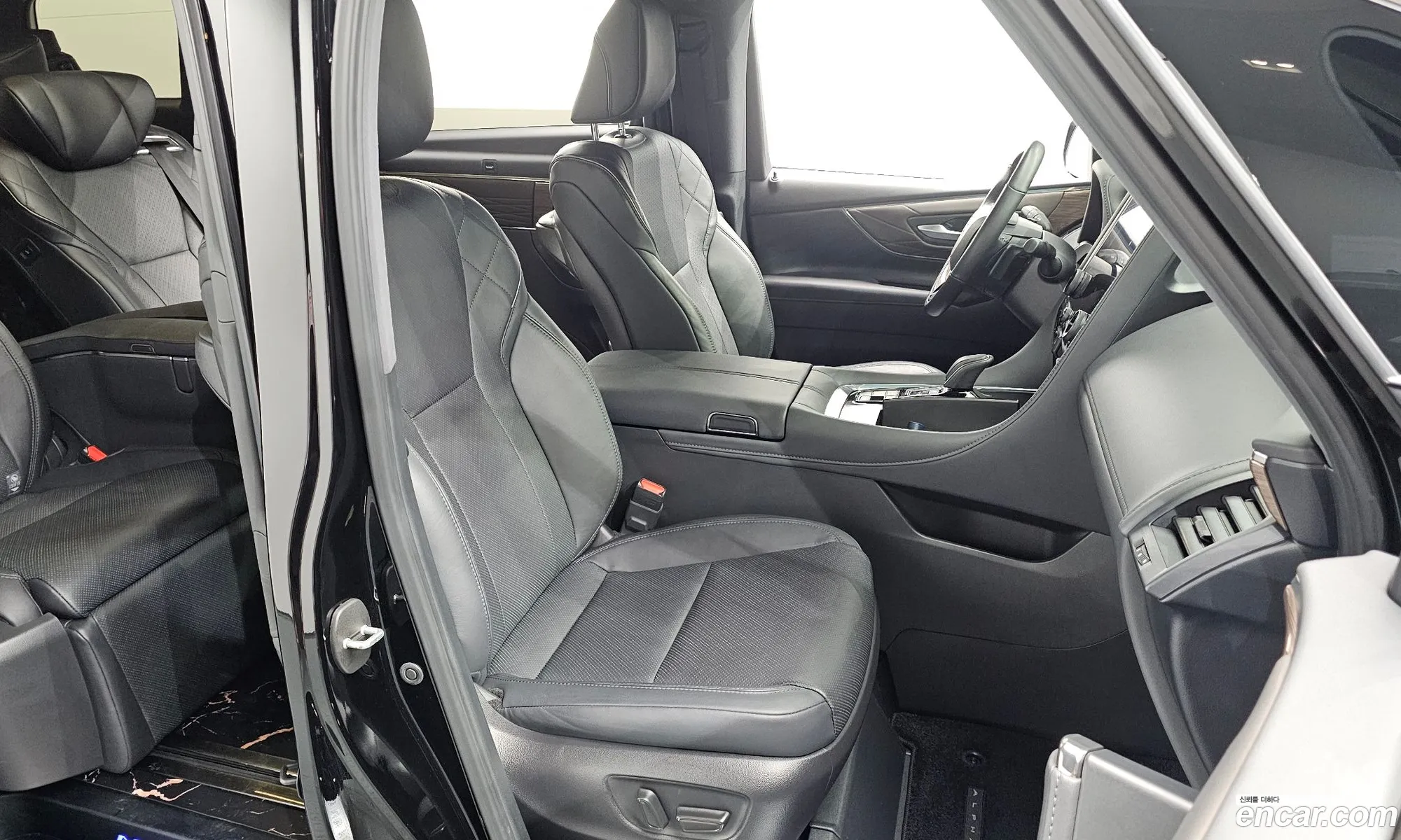 Toyota Alphard 2024 — 30