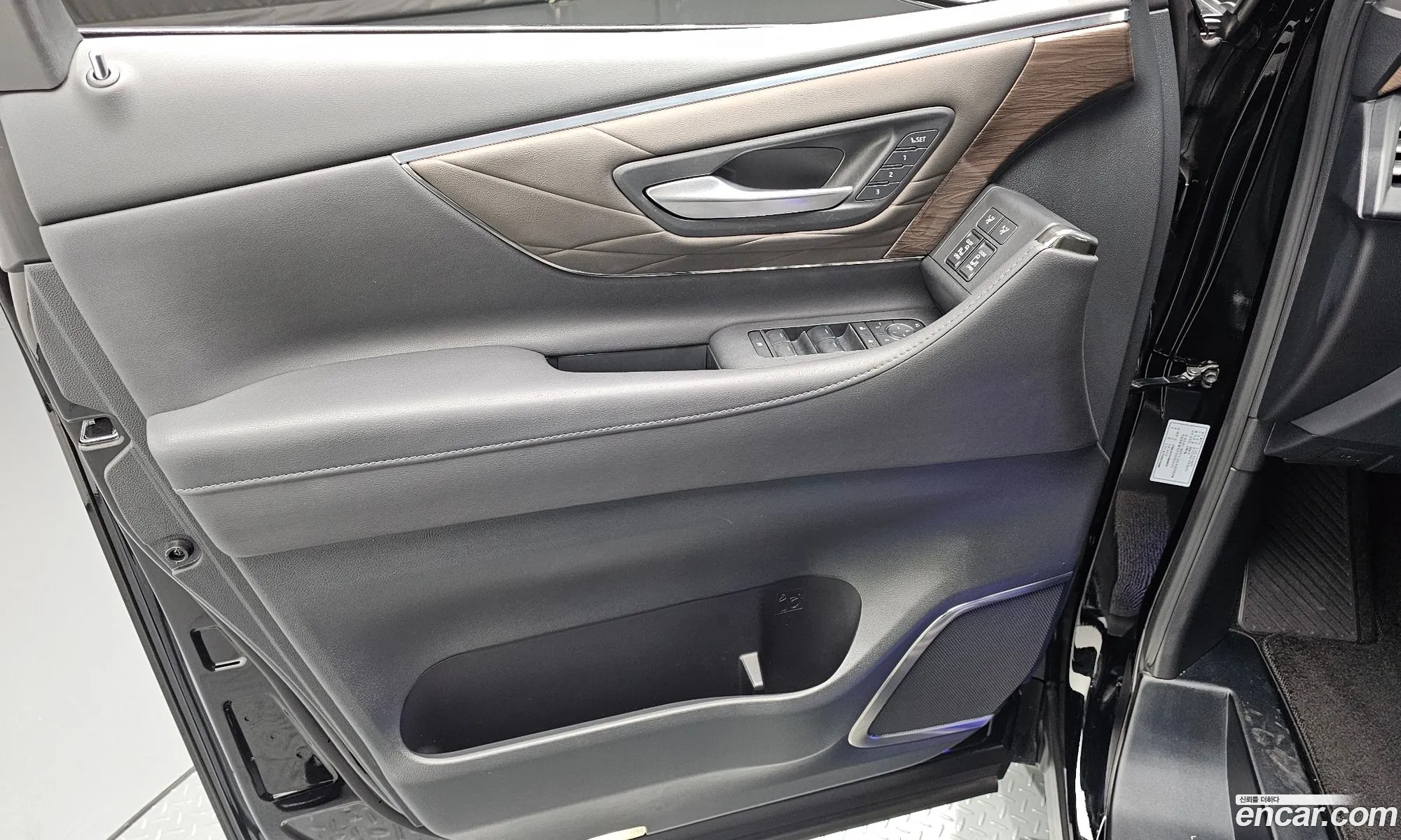 Toyota Alphard 2024 — 37