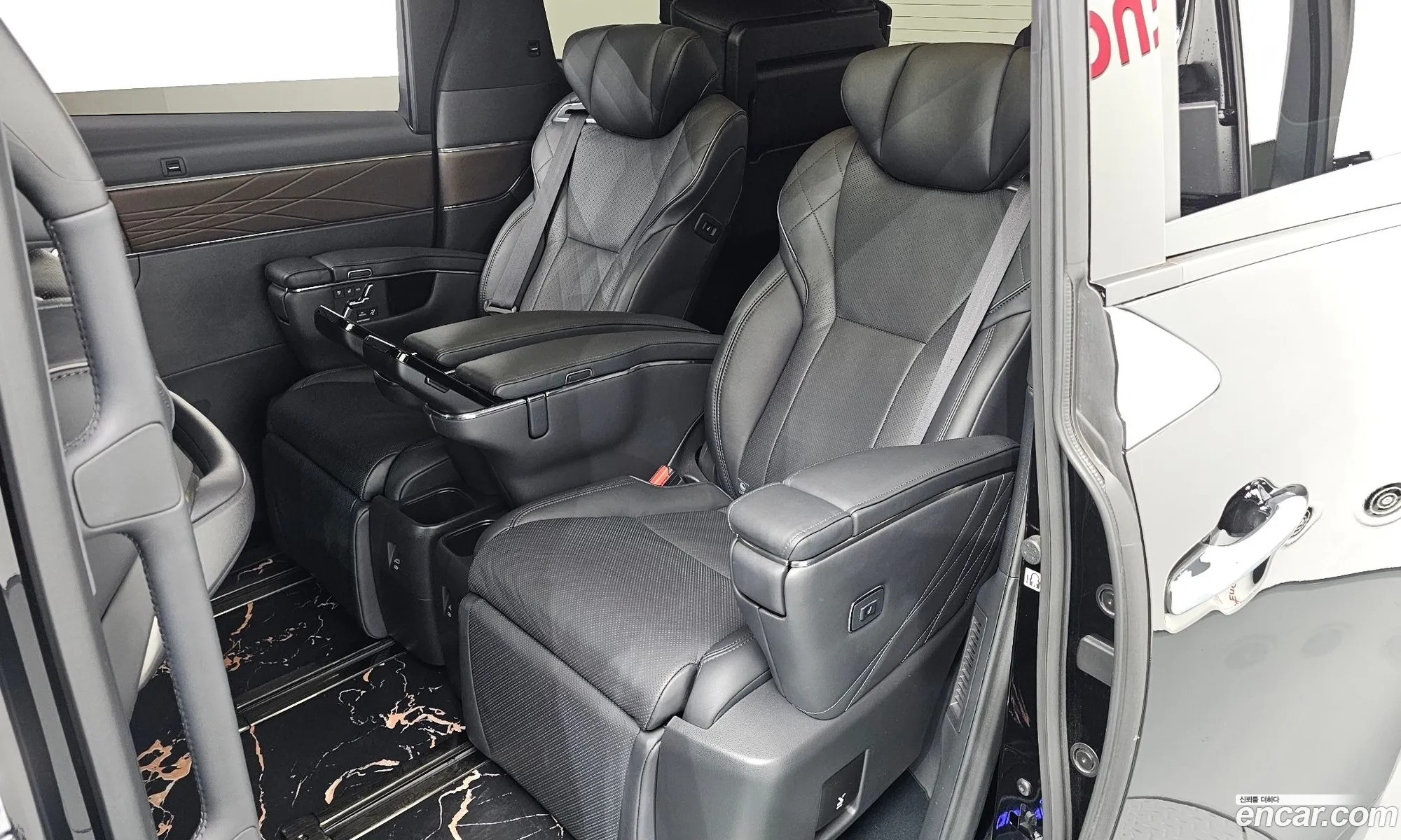 Toyota Alphard 2024 — 38