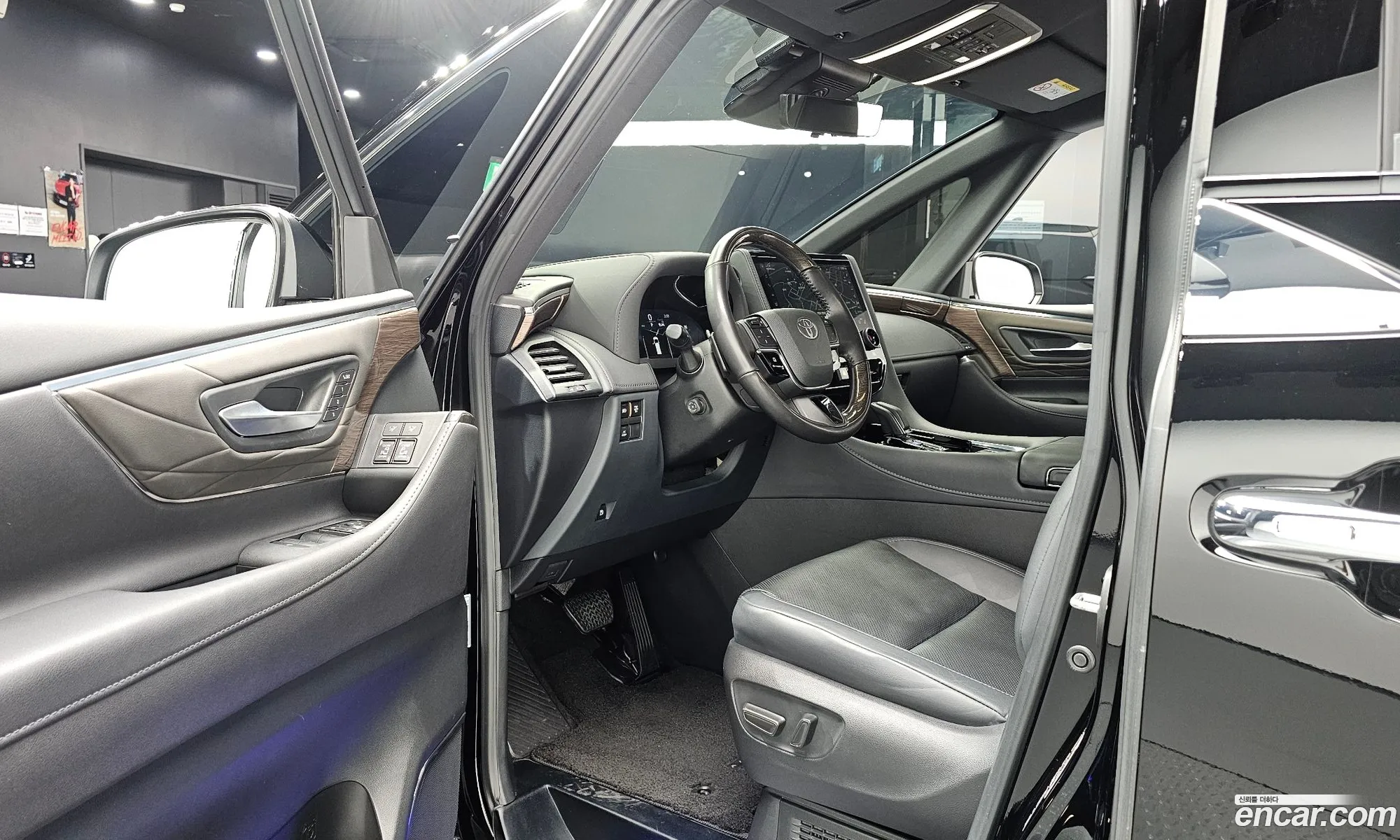 Toyota Alphard 2024 — 28