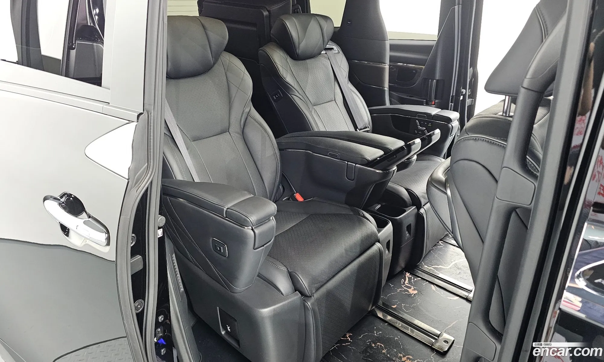 Toyota Alphard 2024 — 23
