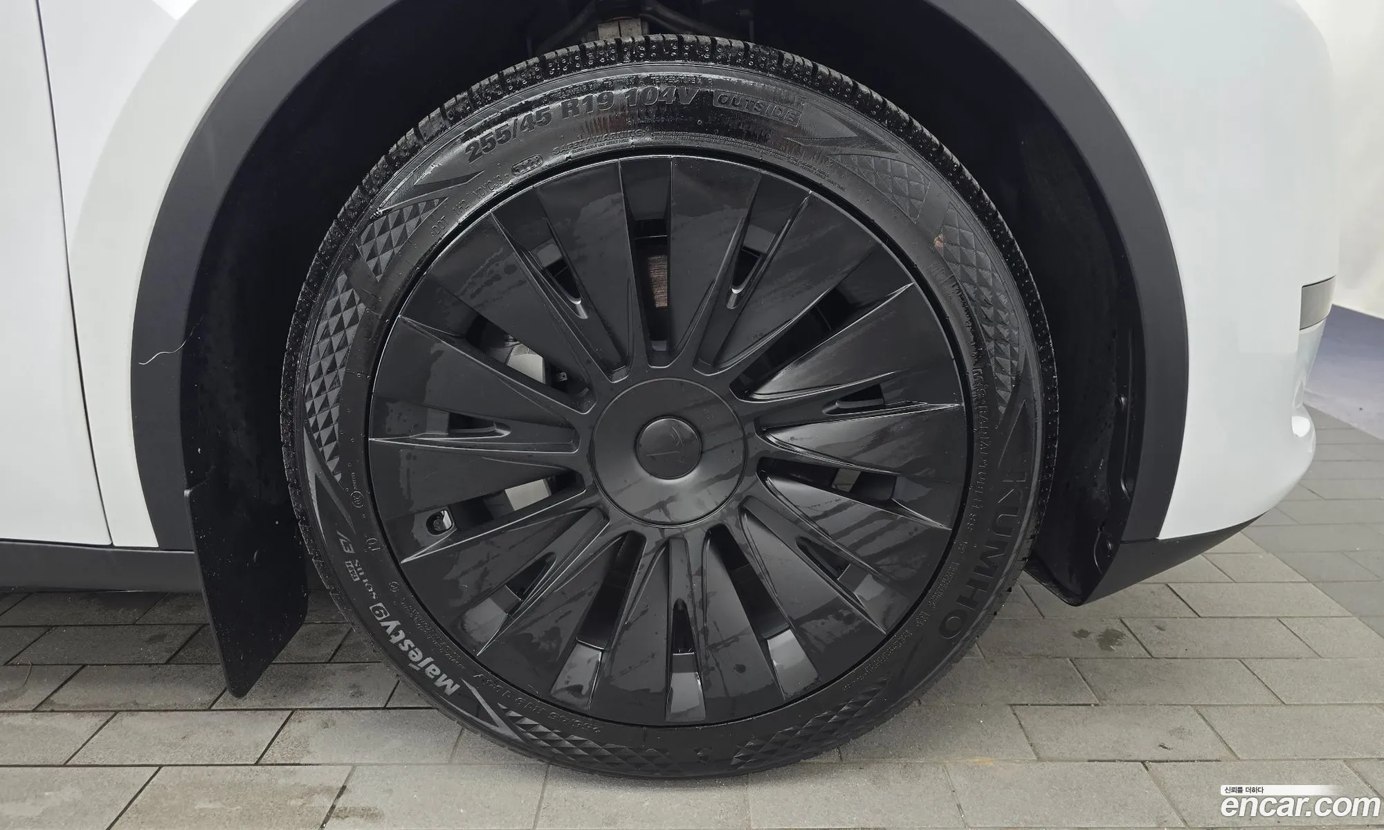 Tesla Model Y 2024 LRWYGCFS1RC425499 — 32