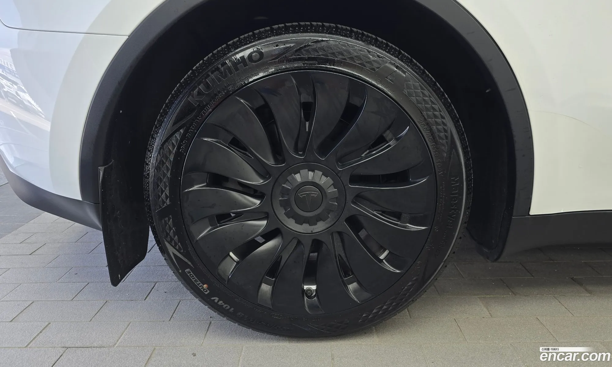 Tesla Model Y 2024 LRWYGCFS1RC425499 — 8