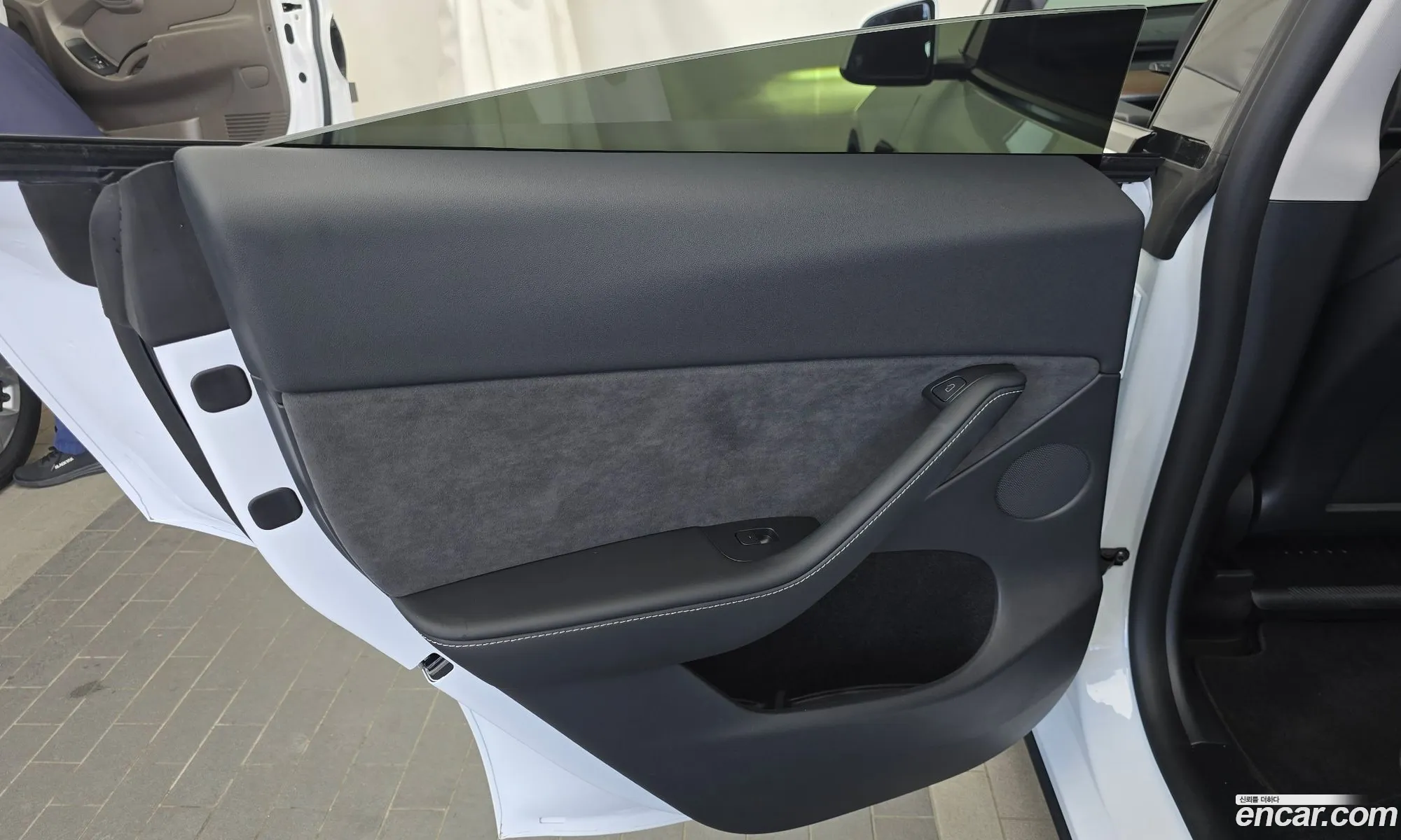 Tesla Model Y 2024 LRWYGCFS1RC425499 — 30