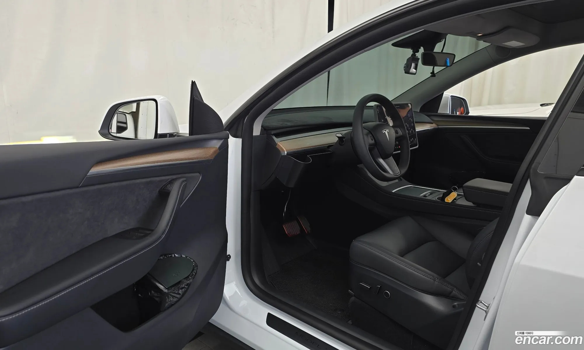 Tesla Model Y 2024 LRWYGCFS1RC425499 — 24