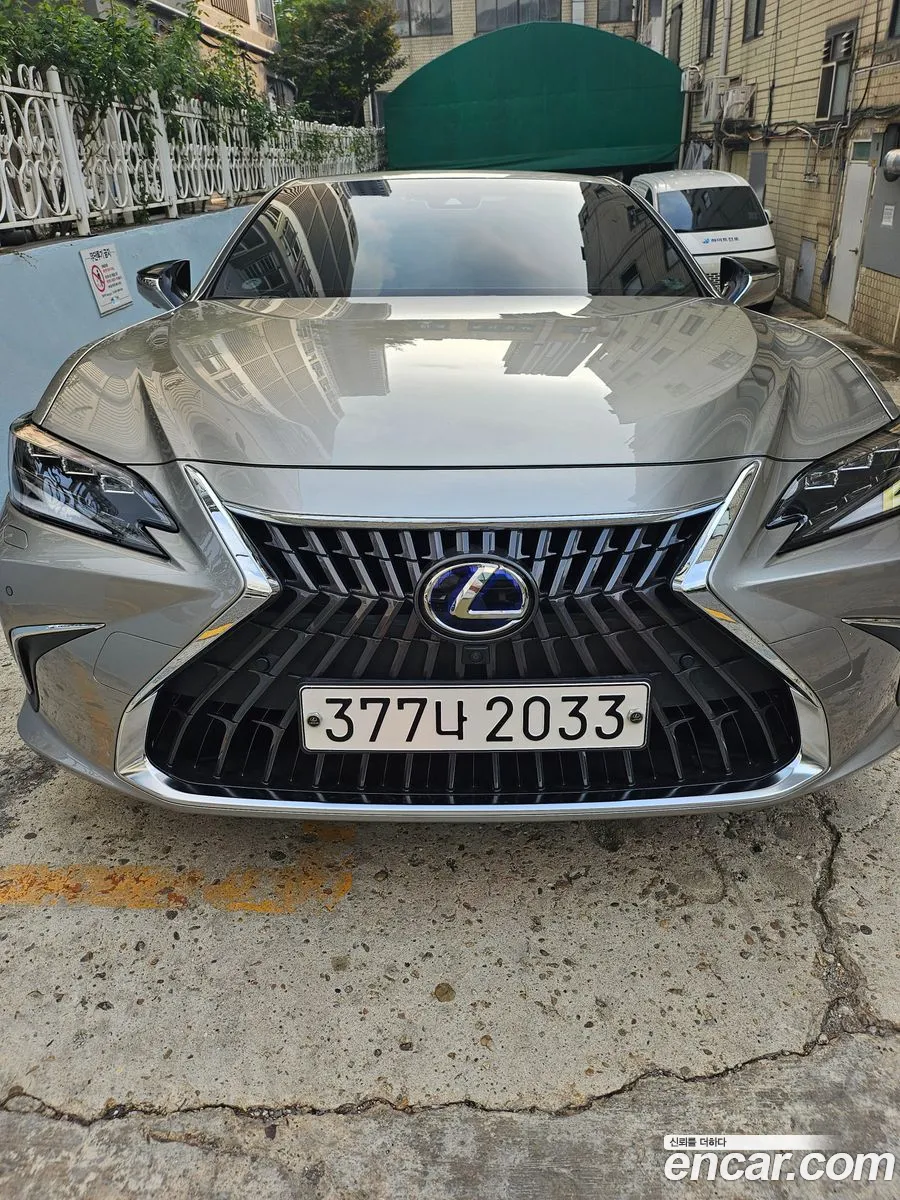 Lexus ES300h 7th Gen 2022 — 3