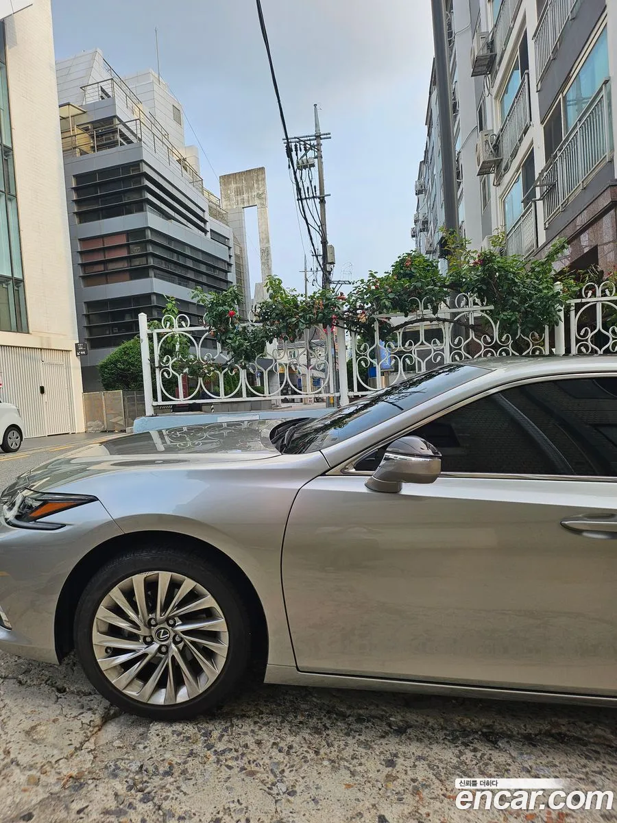 Lexus ES300h 7th Gen 2022 — 4