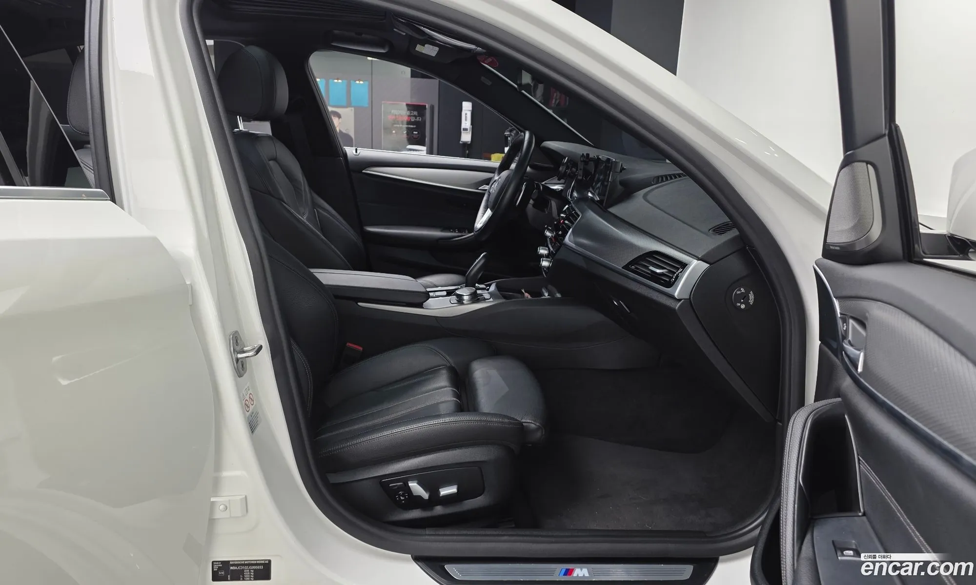 BMW 5 Series 2017 WBAJC3102JG995933 — 33