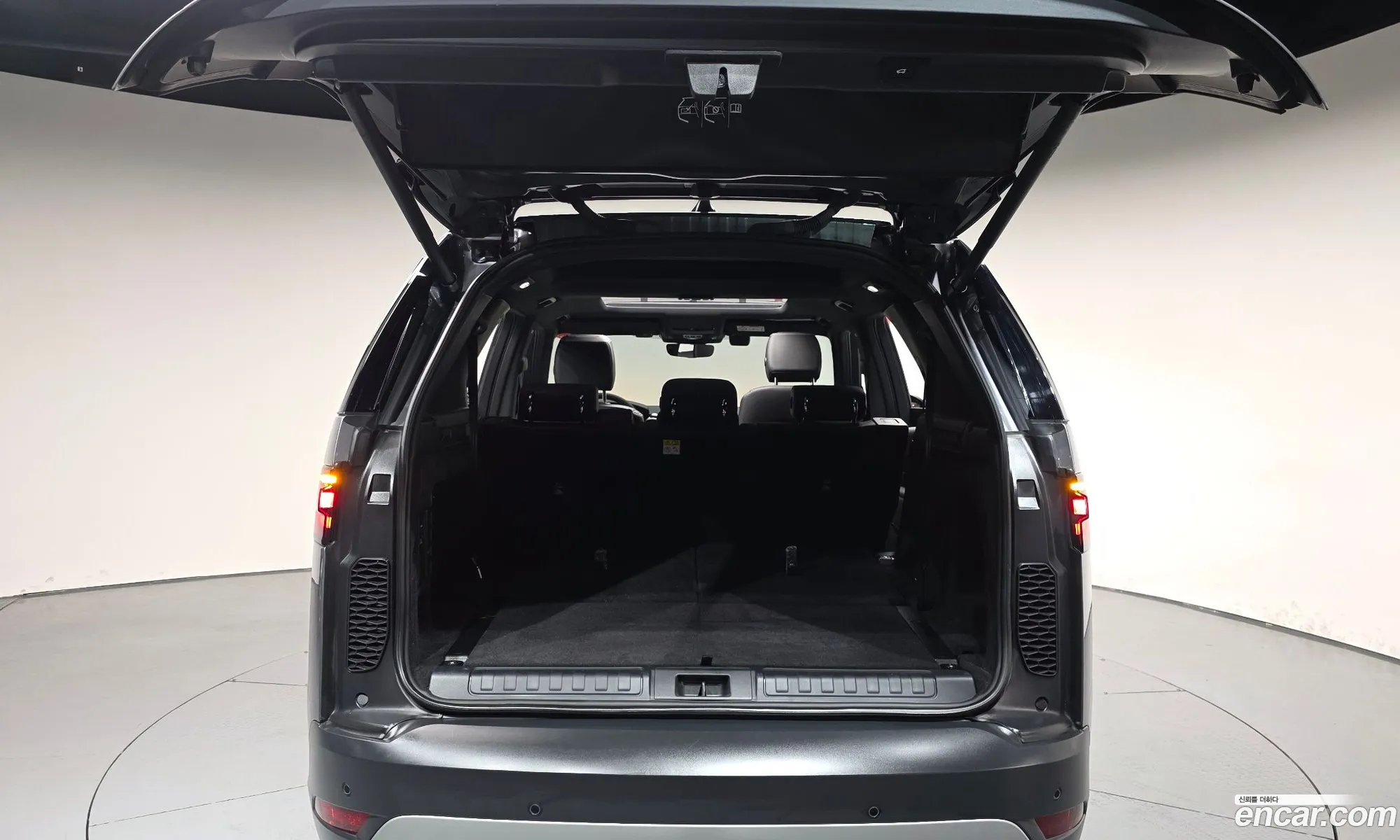 Land Rover Discovery 5 2025 — 24