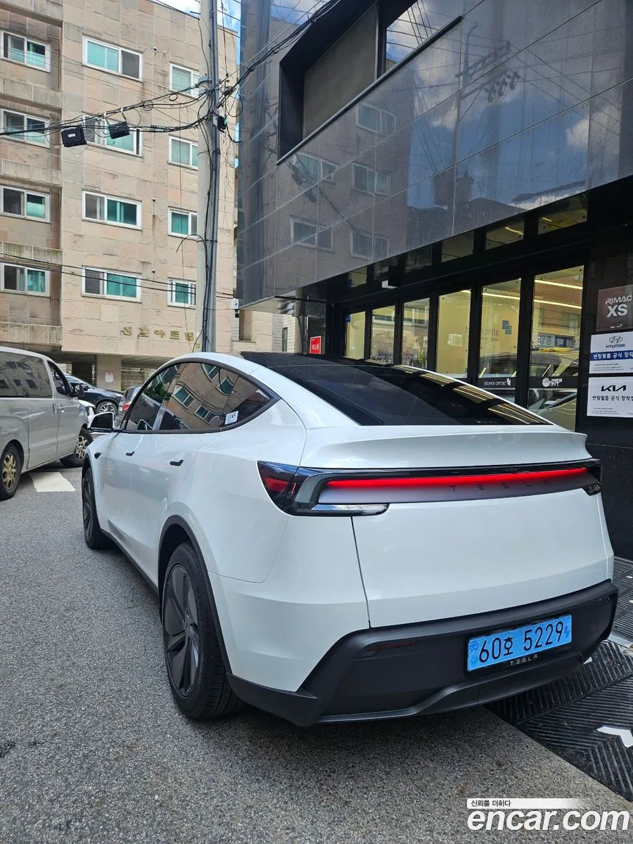 Tesla Model Y 2026 — 4