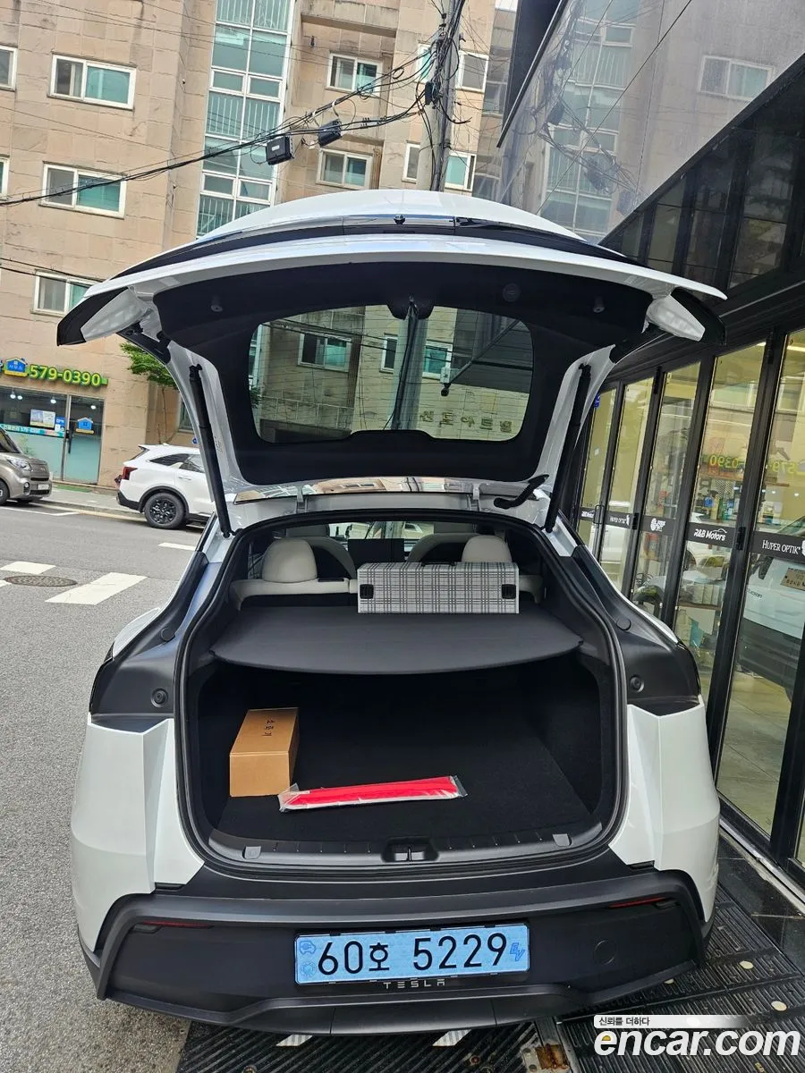 Tesla Model Y 2026 — 10