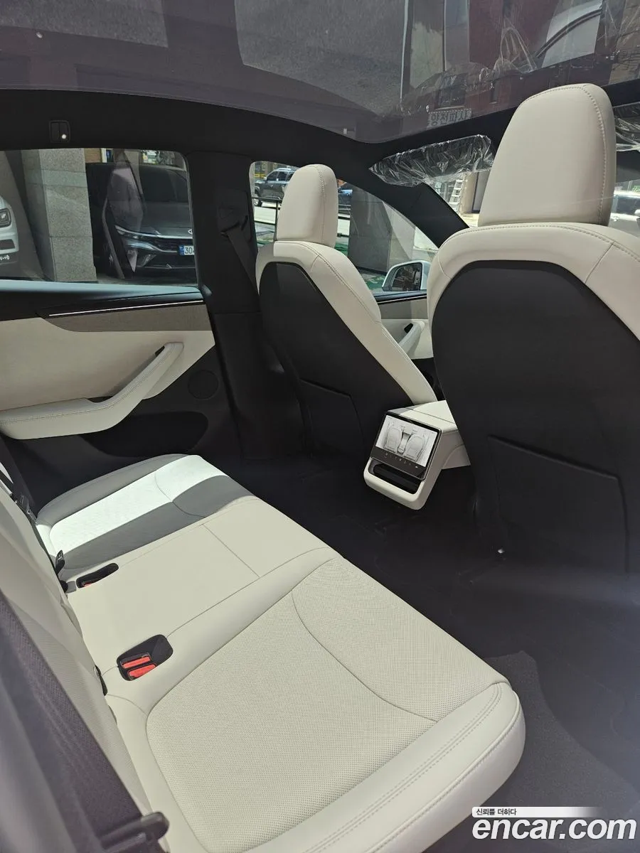 Tesla Model Y 2026 — 3