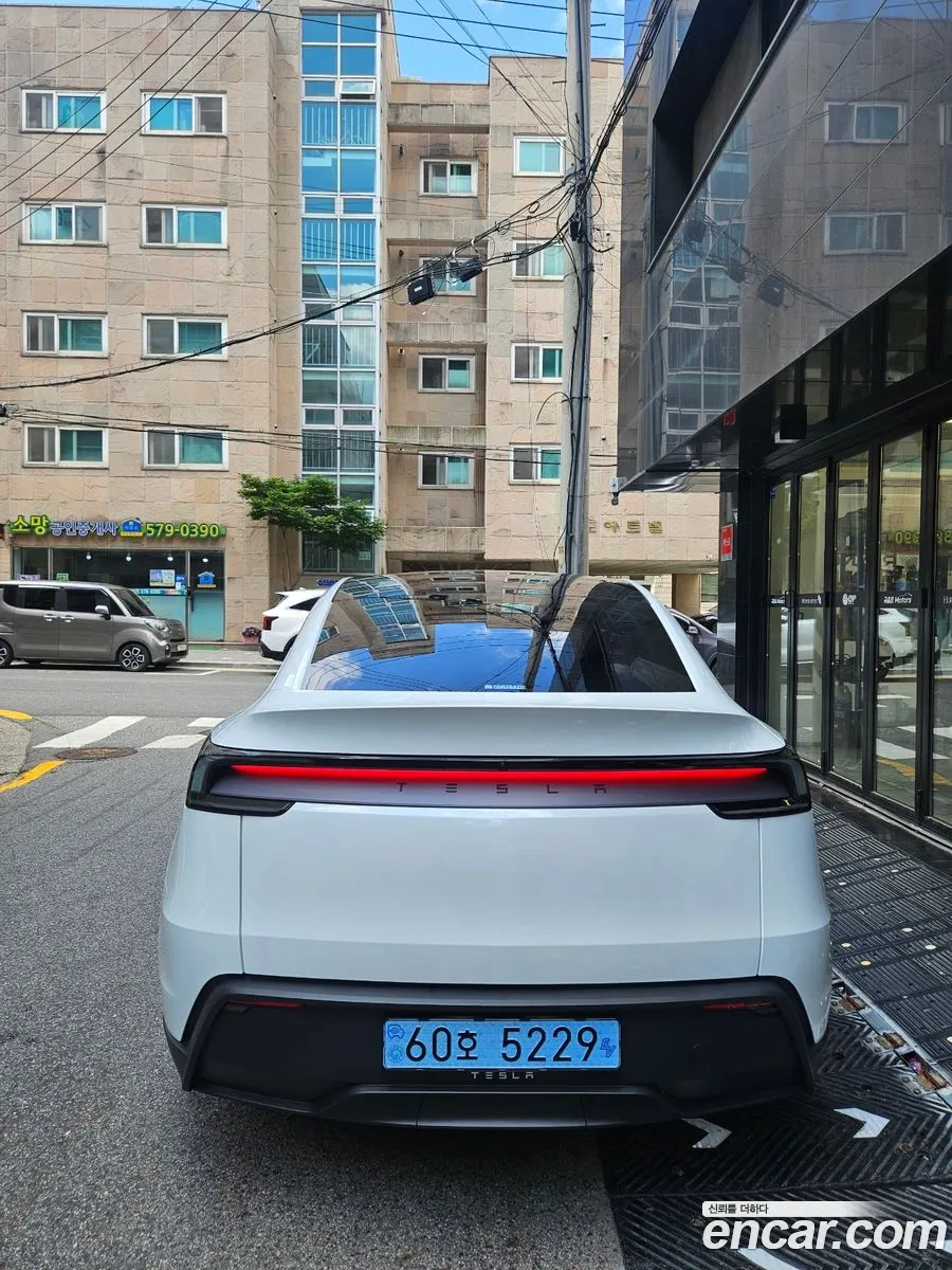 Tesla Model Y 2026 — 8