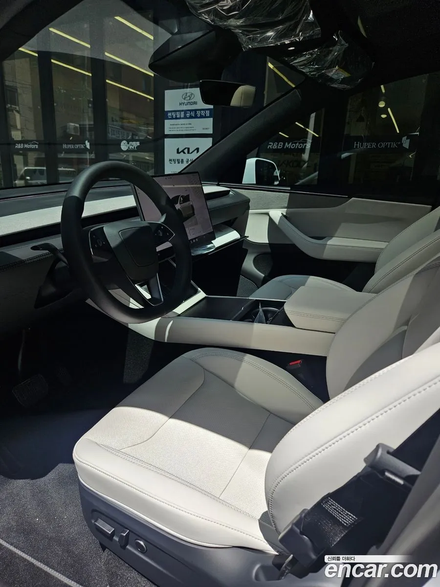 Tesla Model Y 2026 — 5