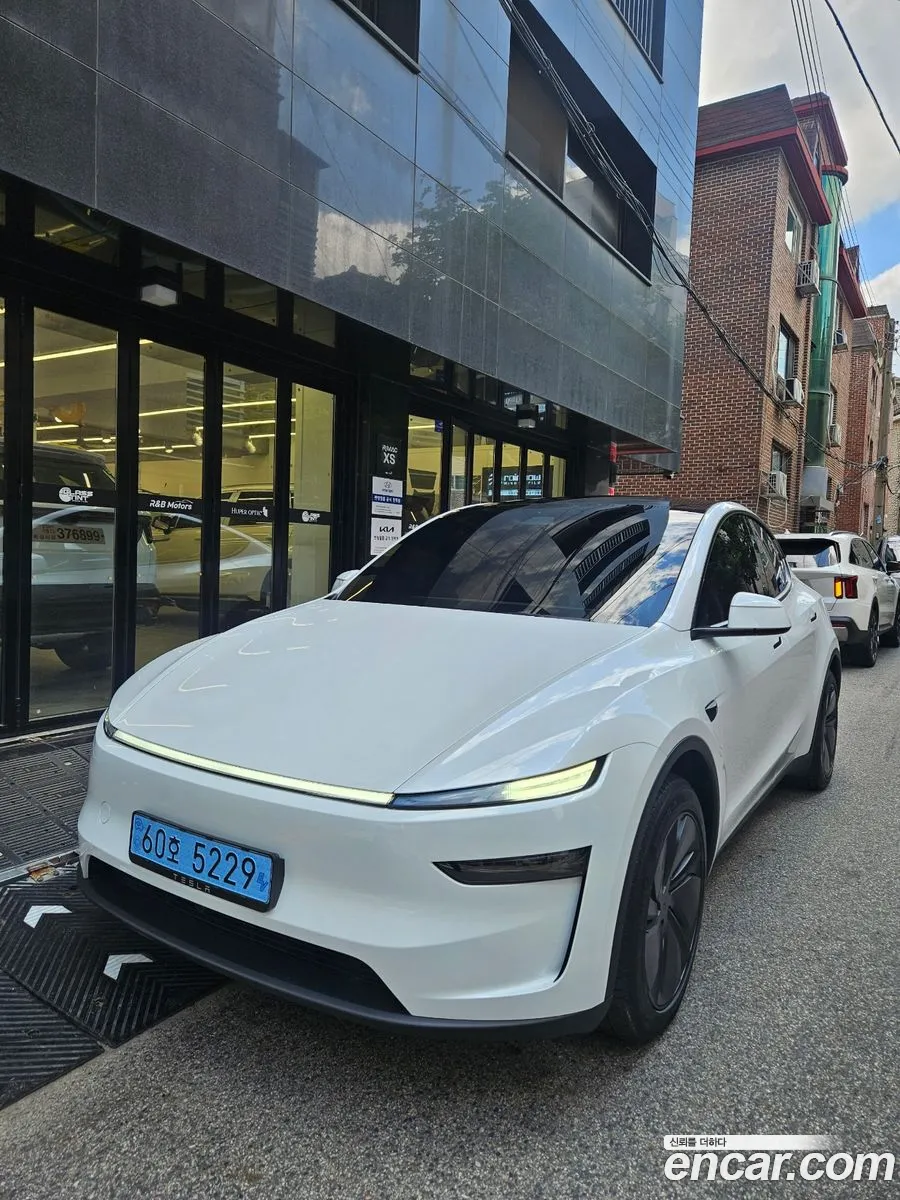 Tesla Model Y 2026 — 6