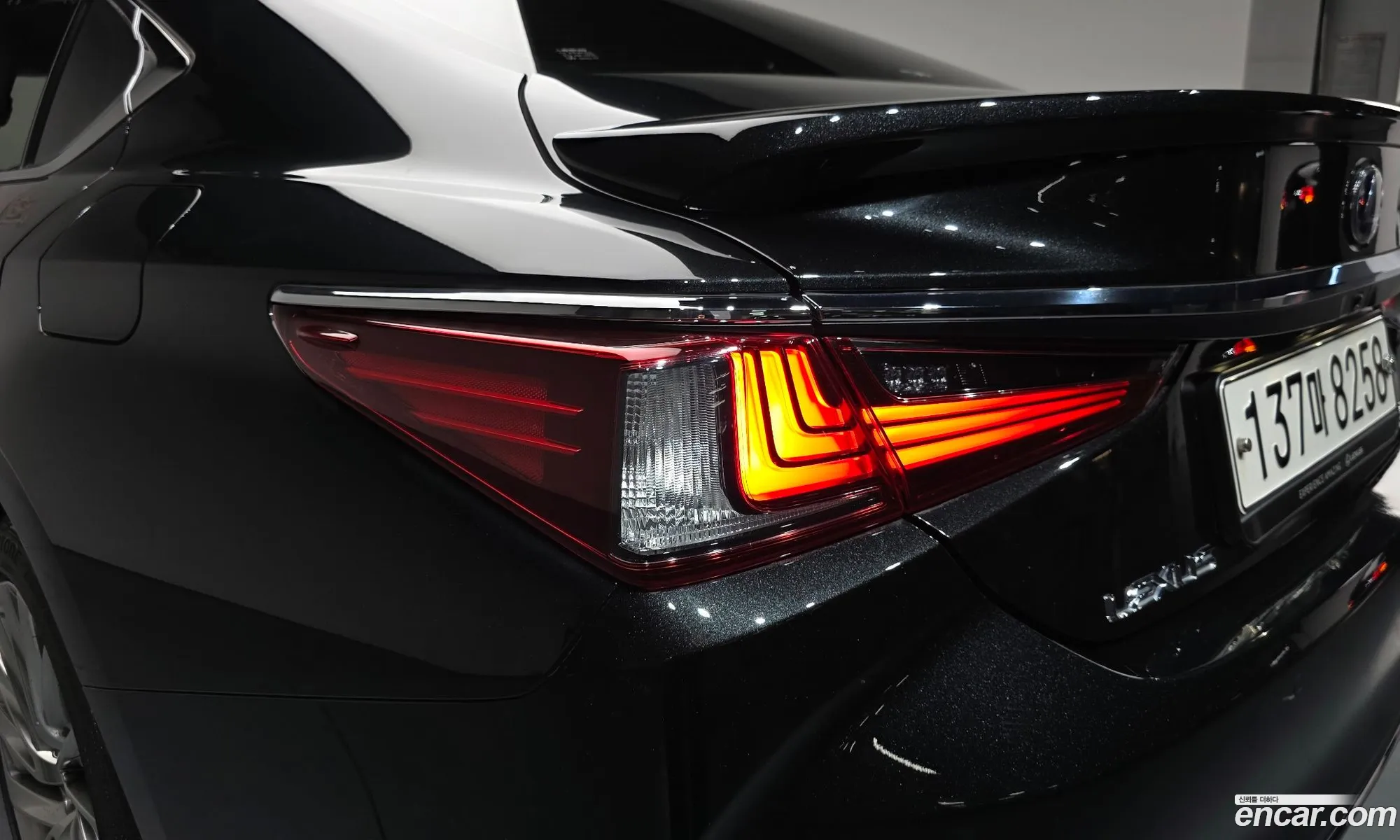 Lexus ES300h 7th Gen 2021 JTHBA1C17M2004412 — 2