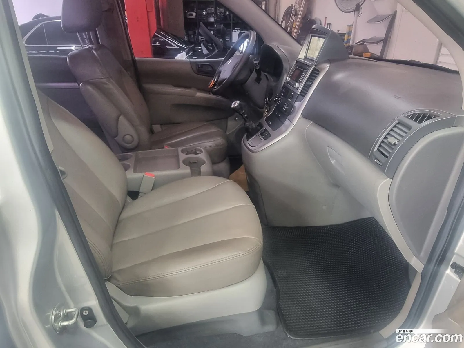 Kia Grand Carnival 2010 — 14