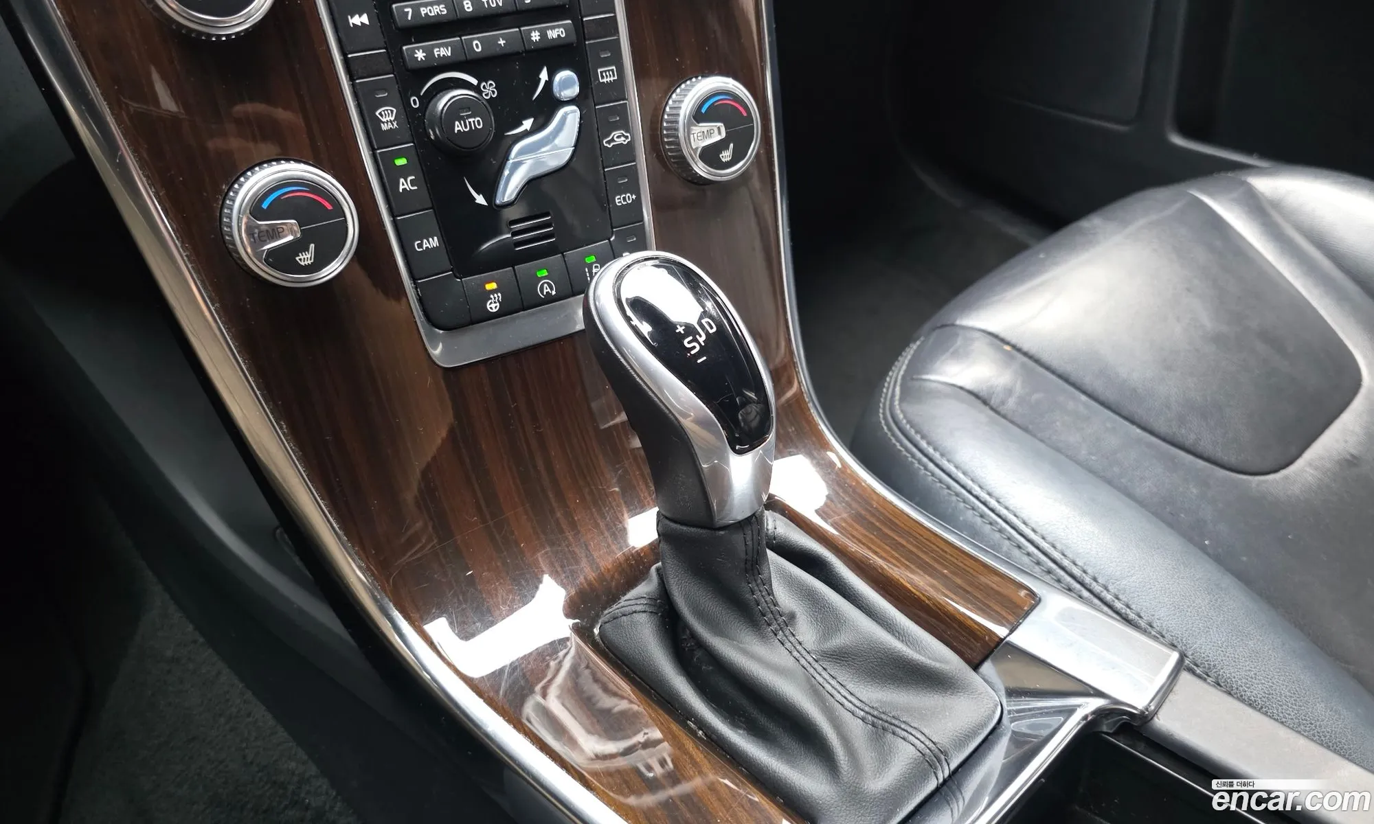 Volvo XC60 2017 YV1DZA8BDH2110839 — 17