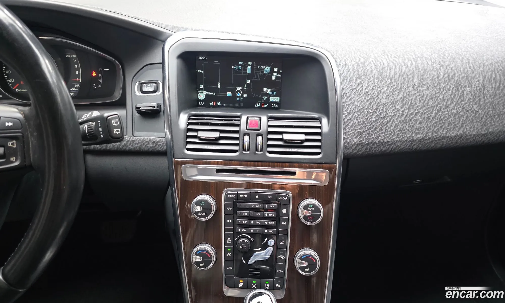 Volvo XC60 2017 YV1DZA8BDH2110839 — 4