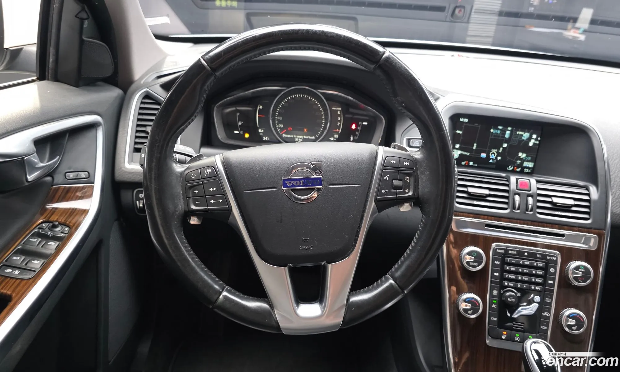 Volvo XC60 2017 YV1DZA8BDH2110839 — 14