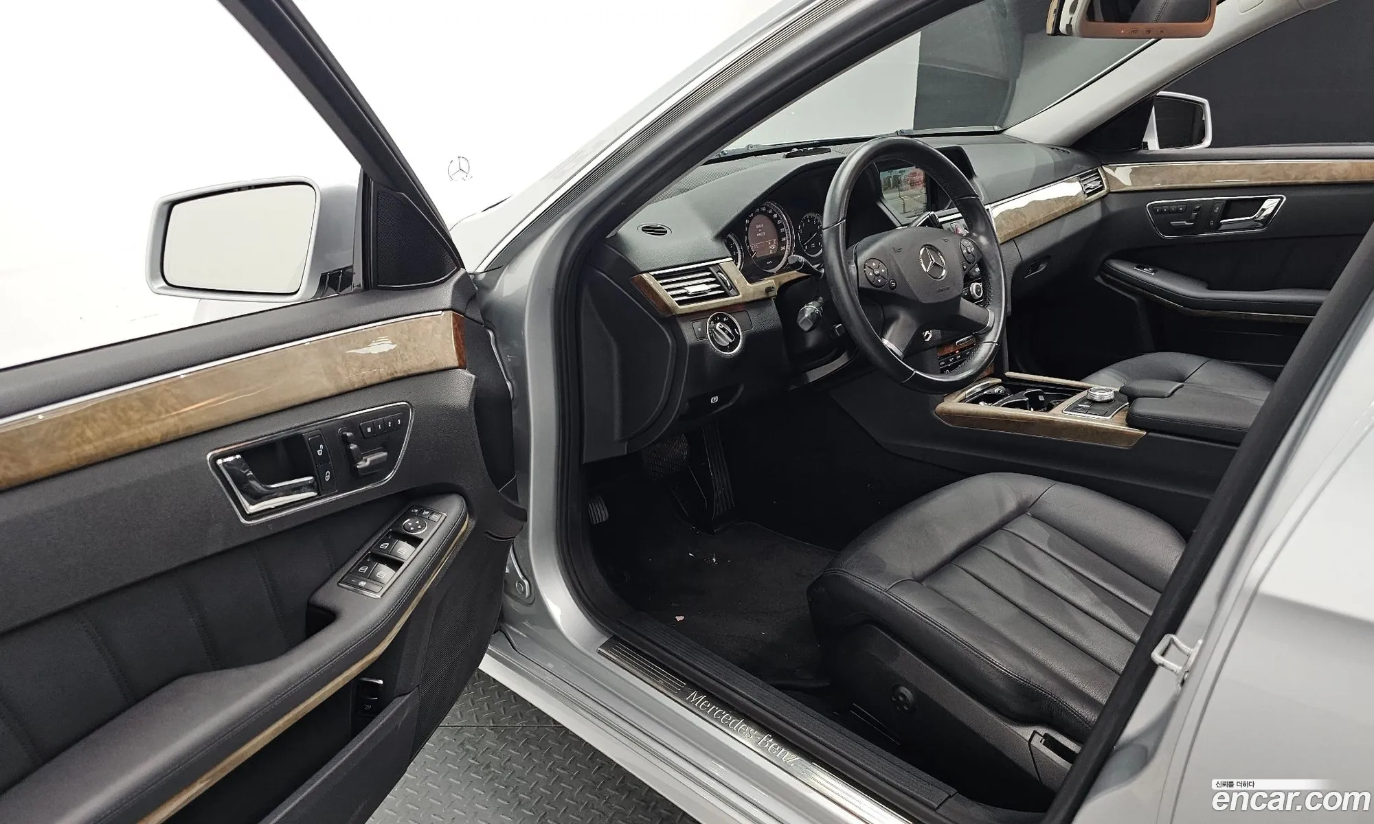 Mercedes-Benz E-Class W212 2011 WDDHF5DB6BA413425 — 25