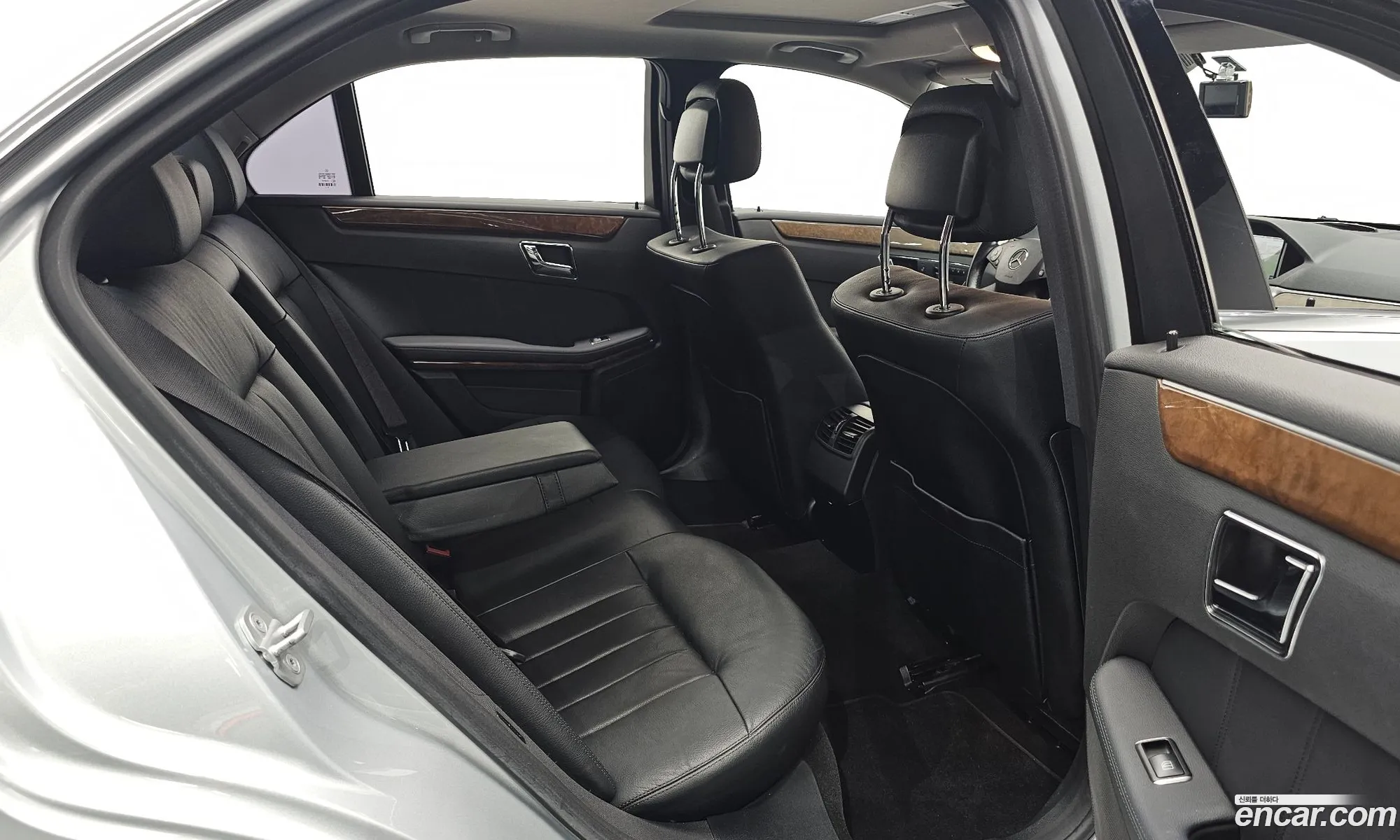 Mercedes-Benz E-Class W212 2011 WDDHF5DB6BA413425 — 26
