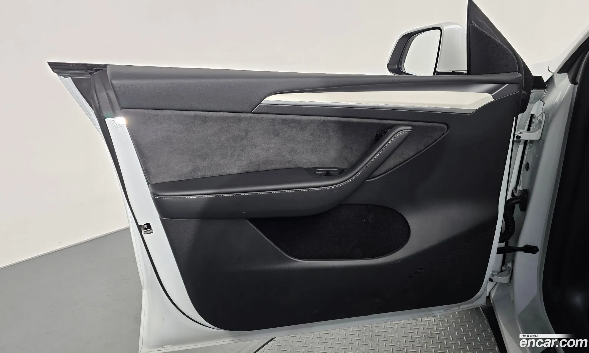 Tesla Model Y 2024 — 17