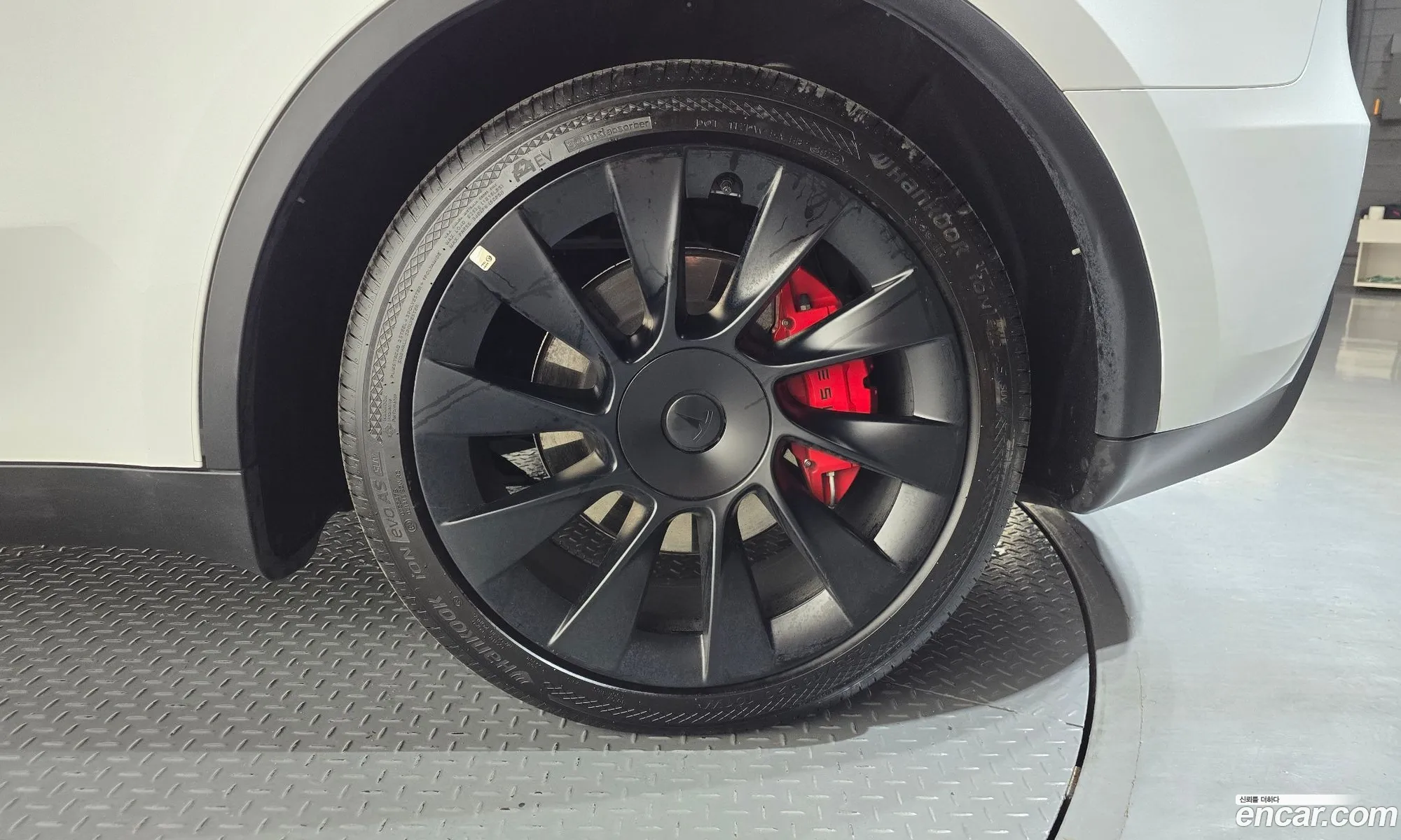 Tesla Model Y 2024 — 34