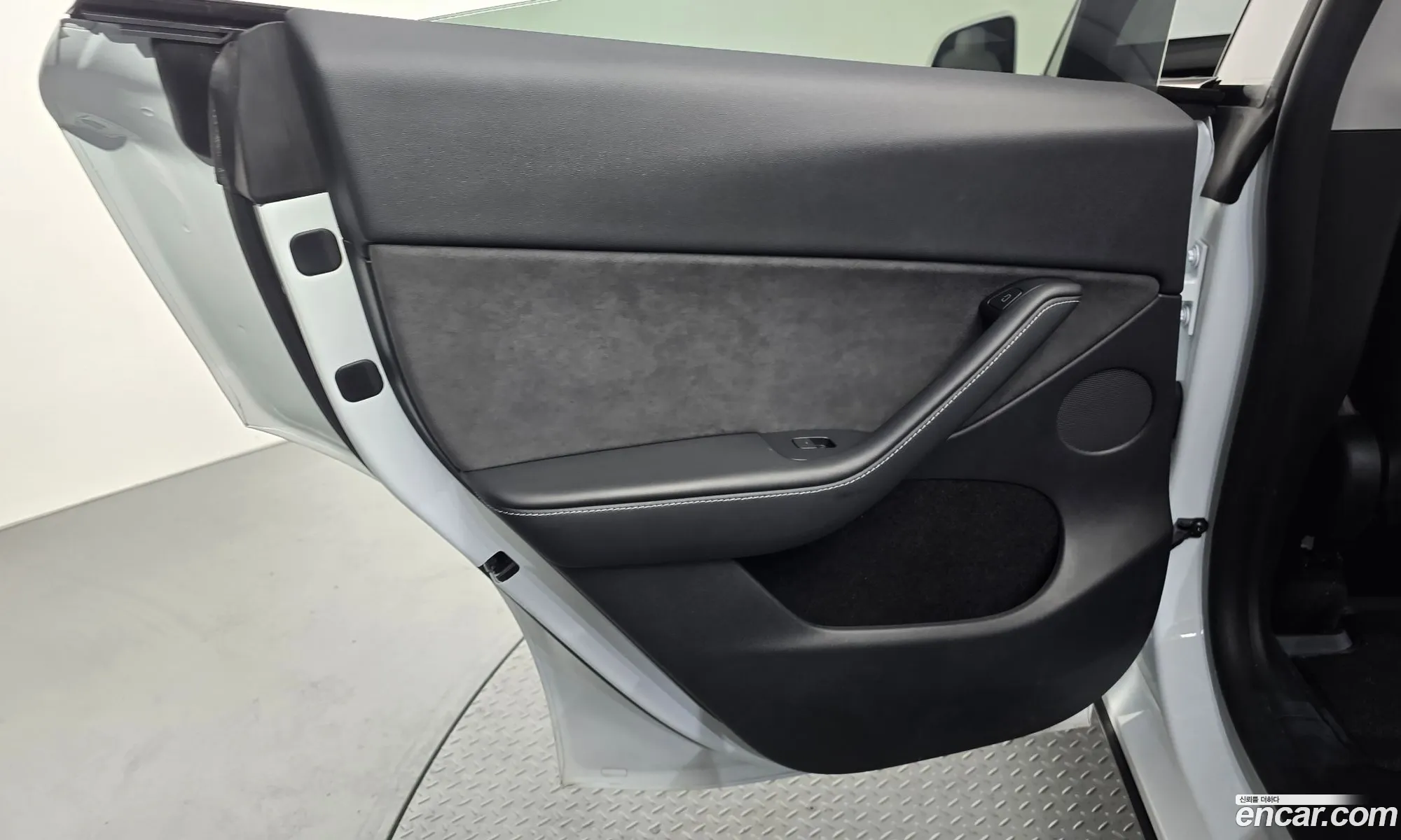 Tesla Model Y 2024 — 32
