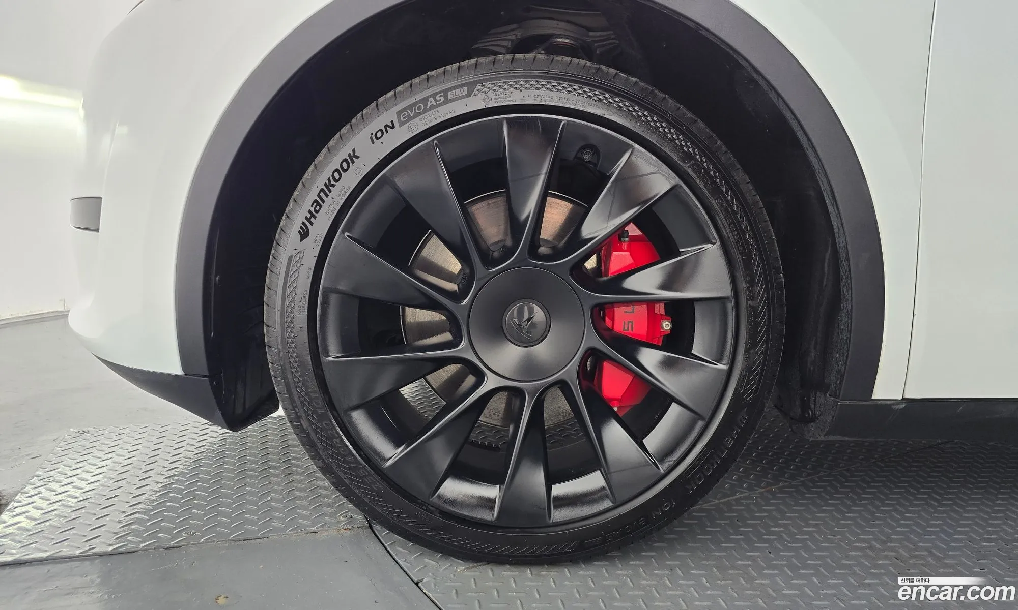 Tesla Model Y 2024 — 18