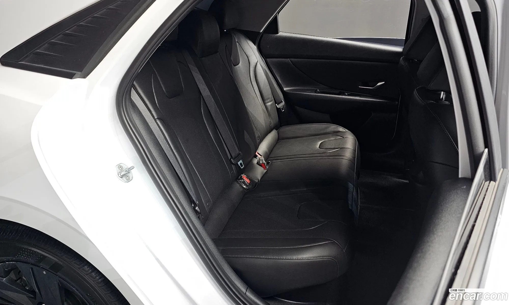 Hyundai Elantra Hybrid 2023 — 12