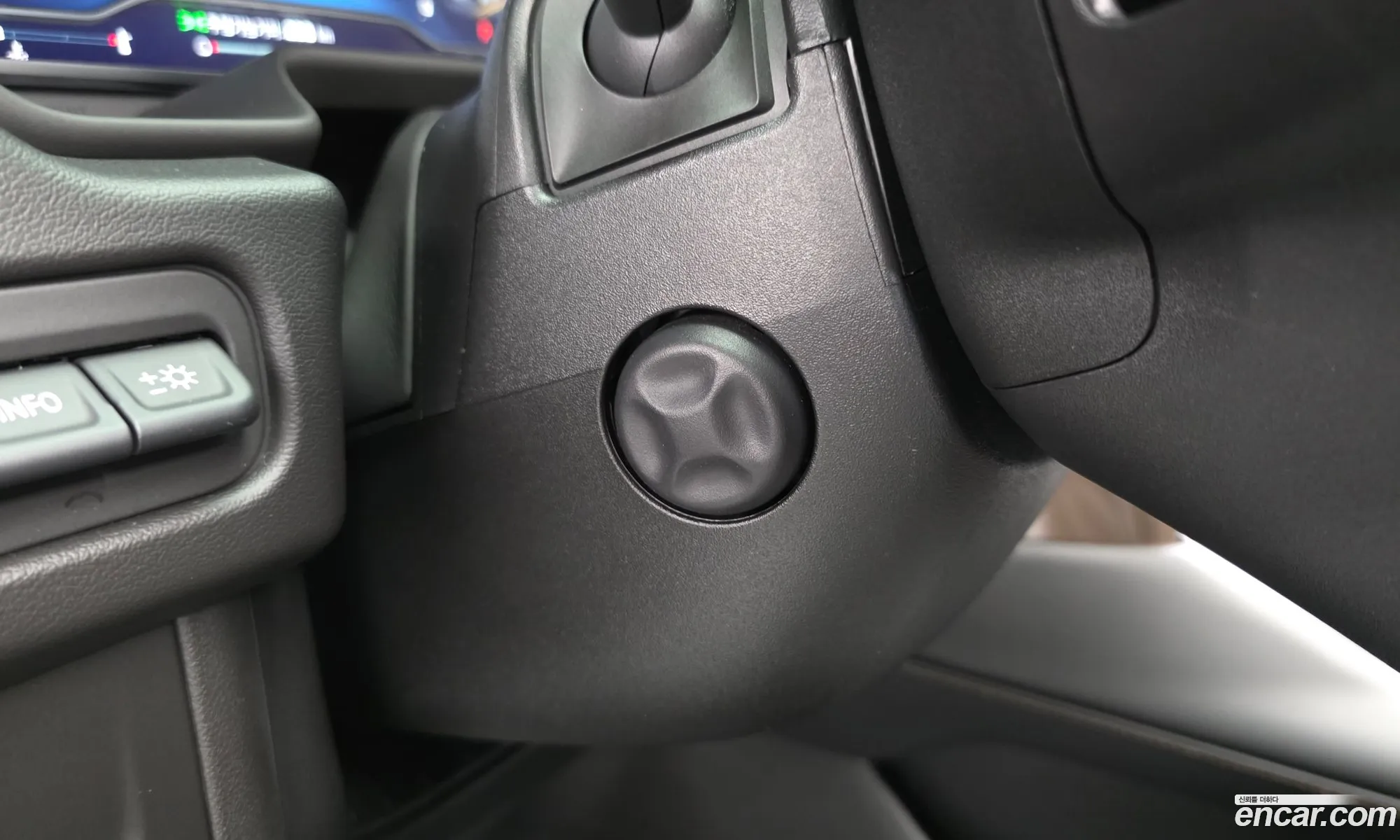 Chevrolet (GM Daewoo) Tahoe 2022 — 32