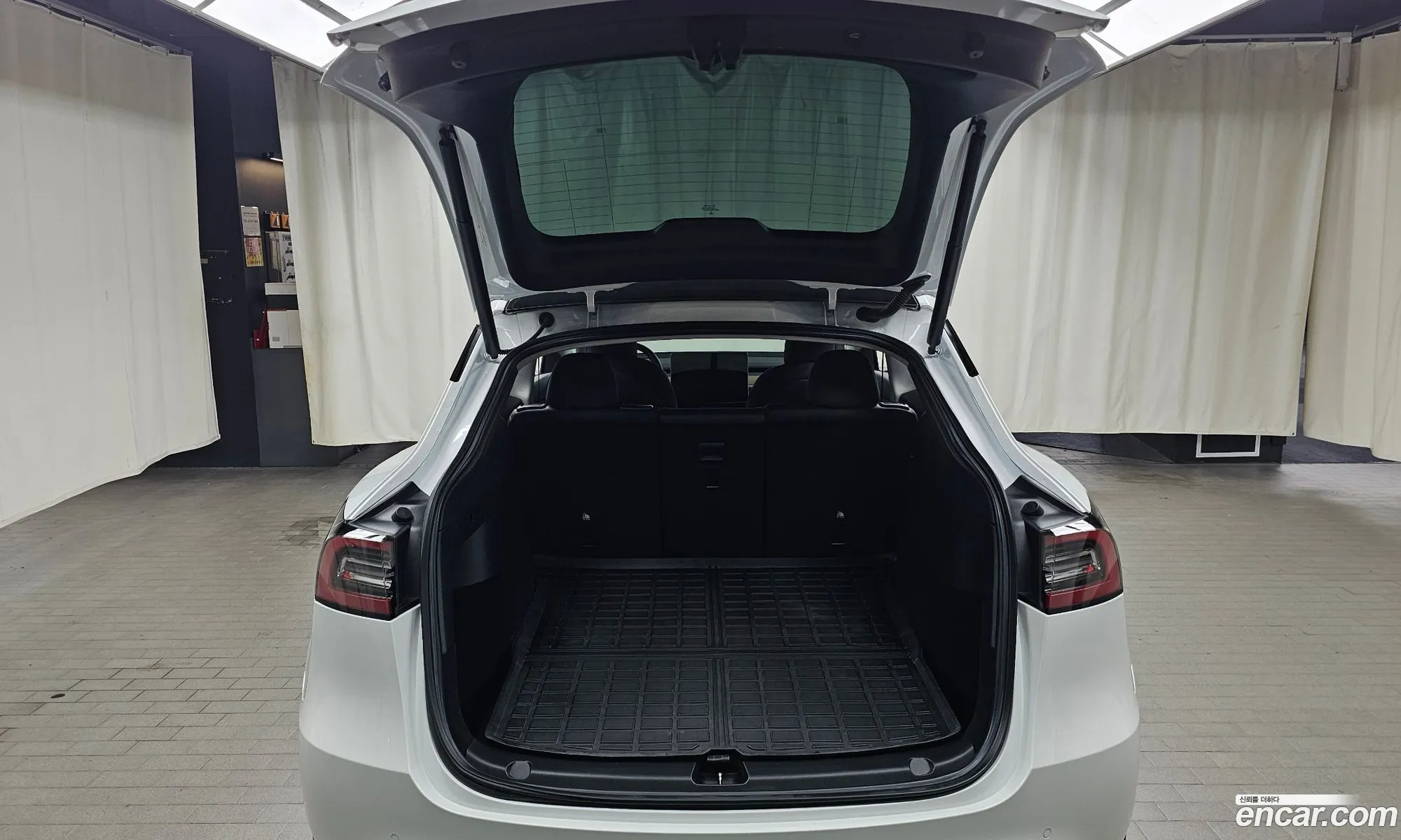 Tesla Model Y 2021 — 17