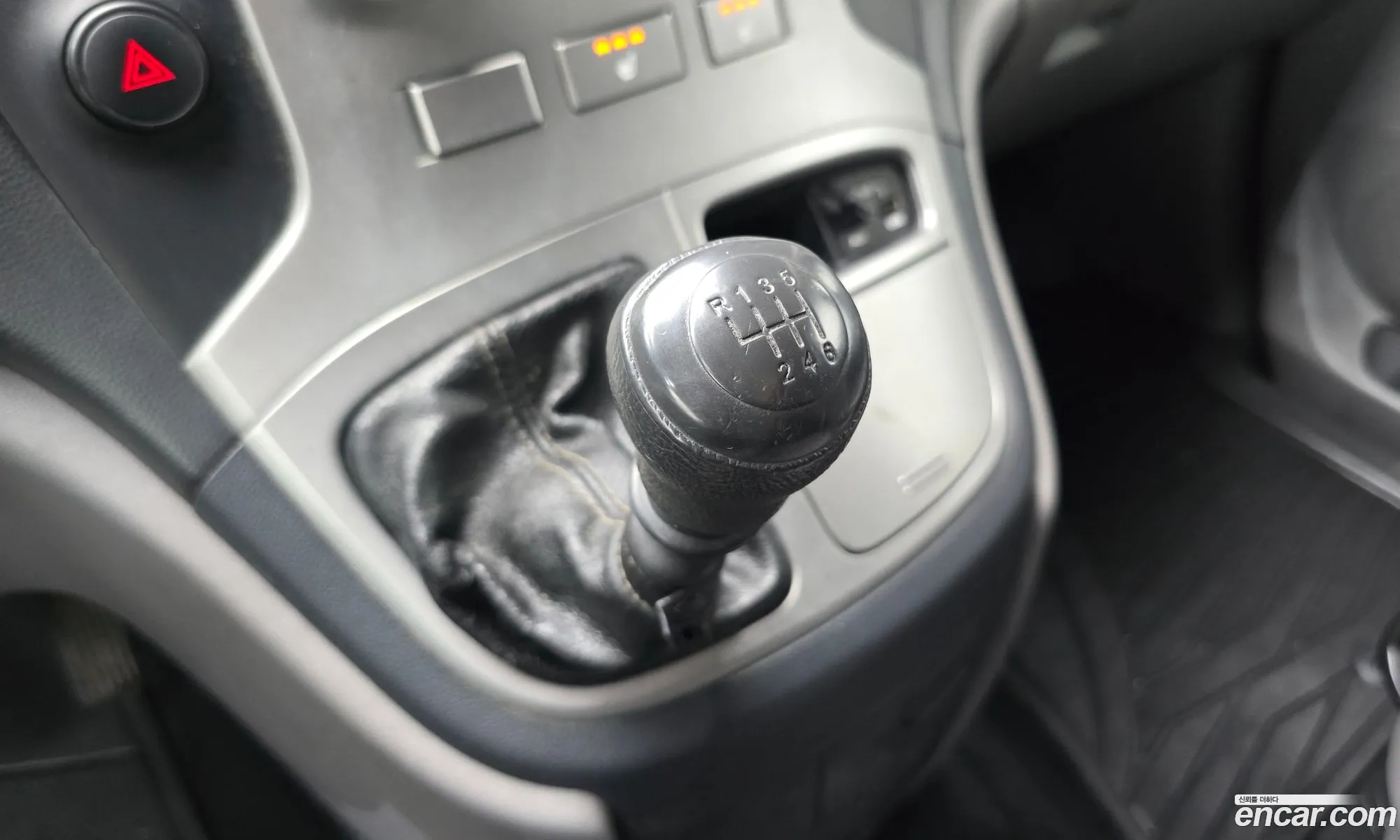 Hyundai Grand Starex 2012 — 17