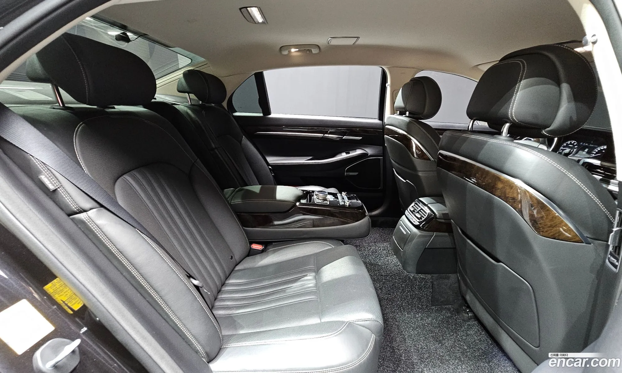 Genesis G90 2019 KMHG241DDKU070799 — 4