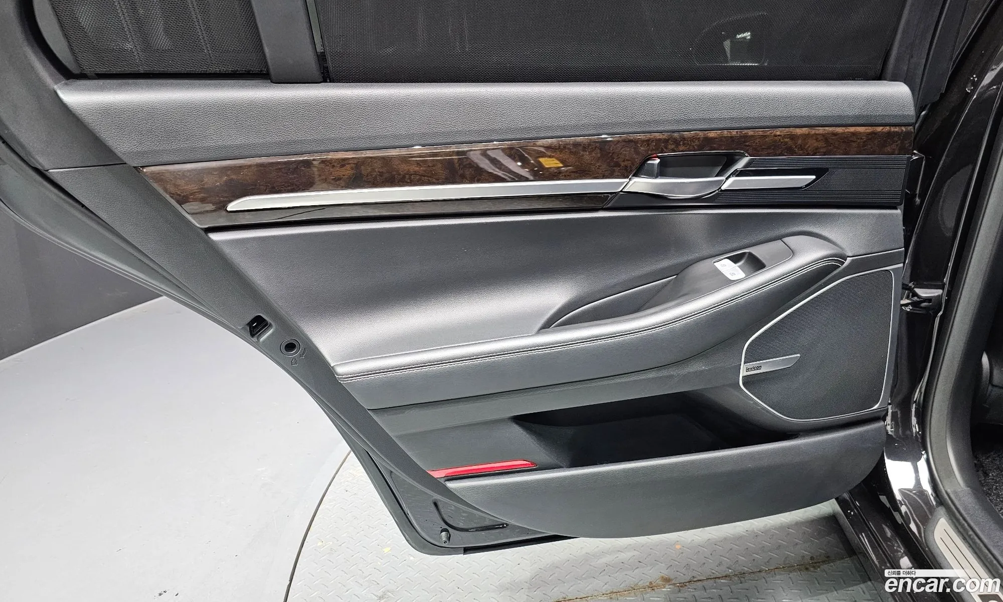 Genesis G90 2019 KMHG241DDKU070799 — 10