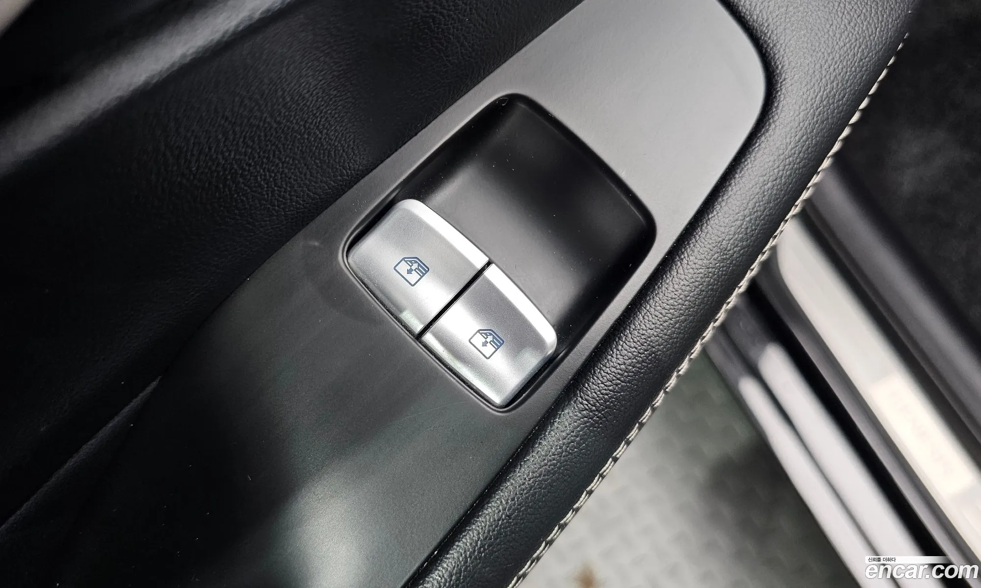 Genesis G90 2019 KMHG241DDKU070799 — 12
