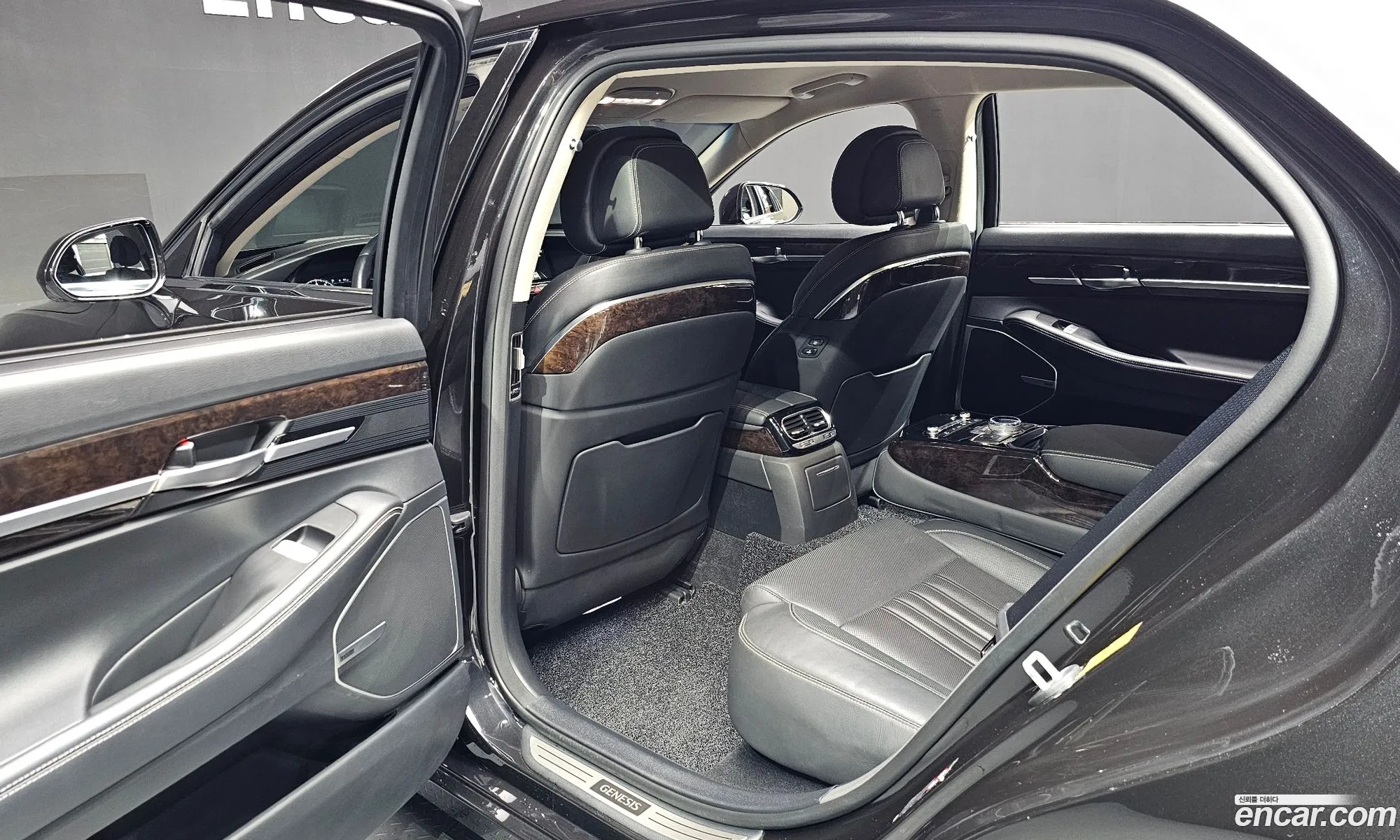 Genesis G90 2019 KMHG241DDKU070799 — 8