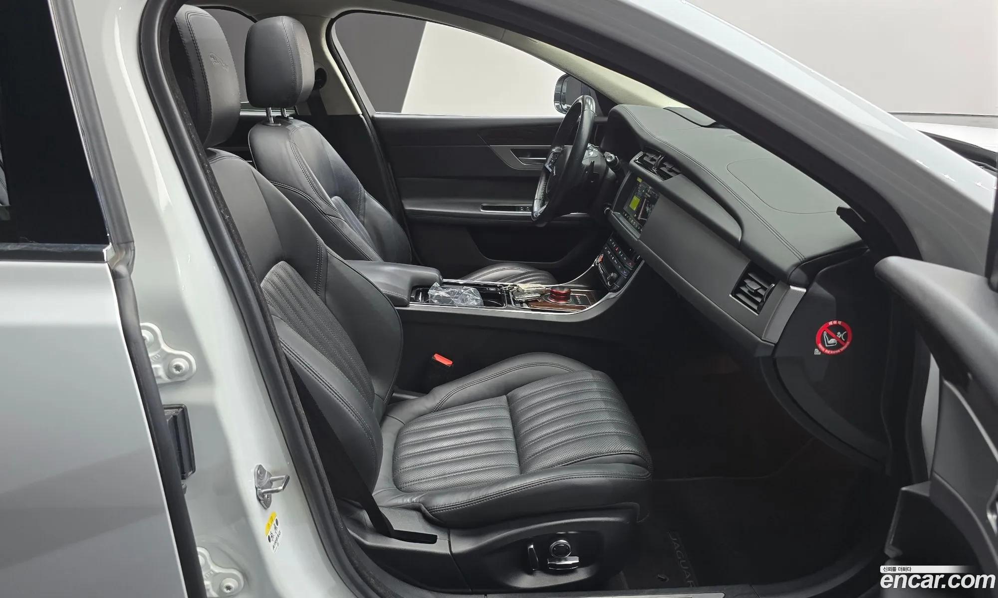 Jaguar XF 2019 SAJBA4BN4KCY73601 — 18
