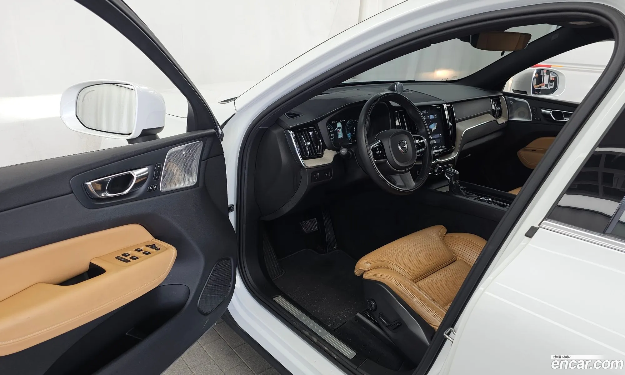 Volvo XC60 2017 YV1UZA22CJ1018958 — 18