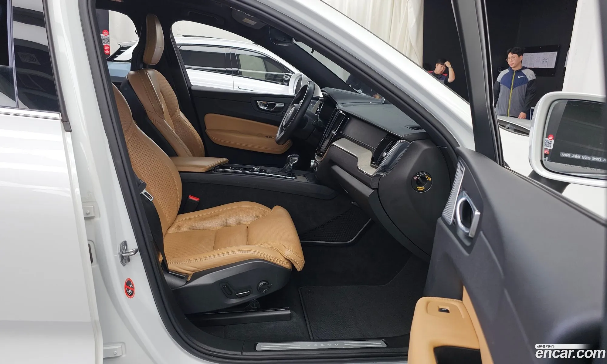 Volvo XC60 2017 YV1UZA22CJ1018958 — 4